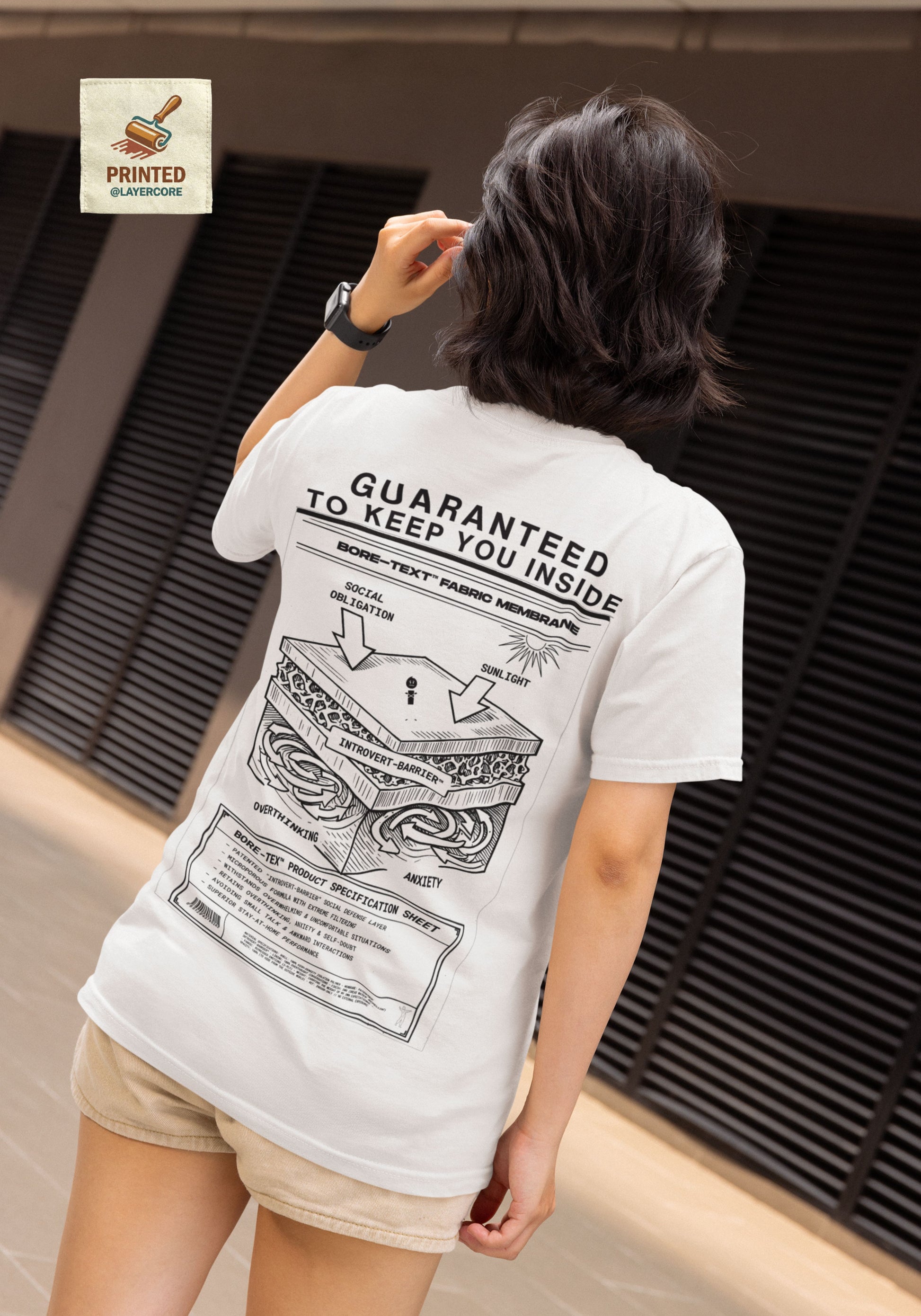 BORE-TEX Anti-Gorpcore T-Shirt mit technischem Diagramm für Introvertierte in Asche farben, getragen von einer jungen Frau