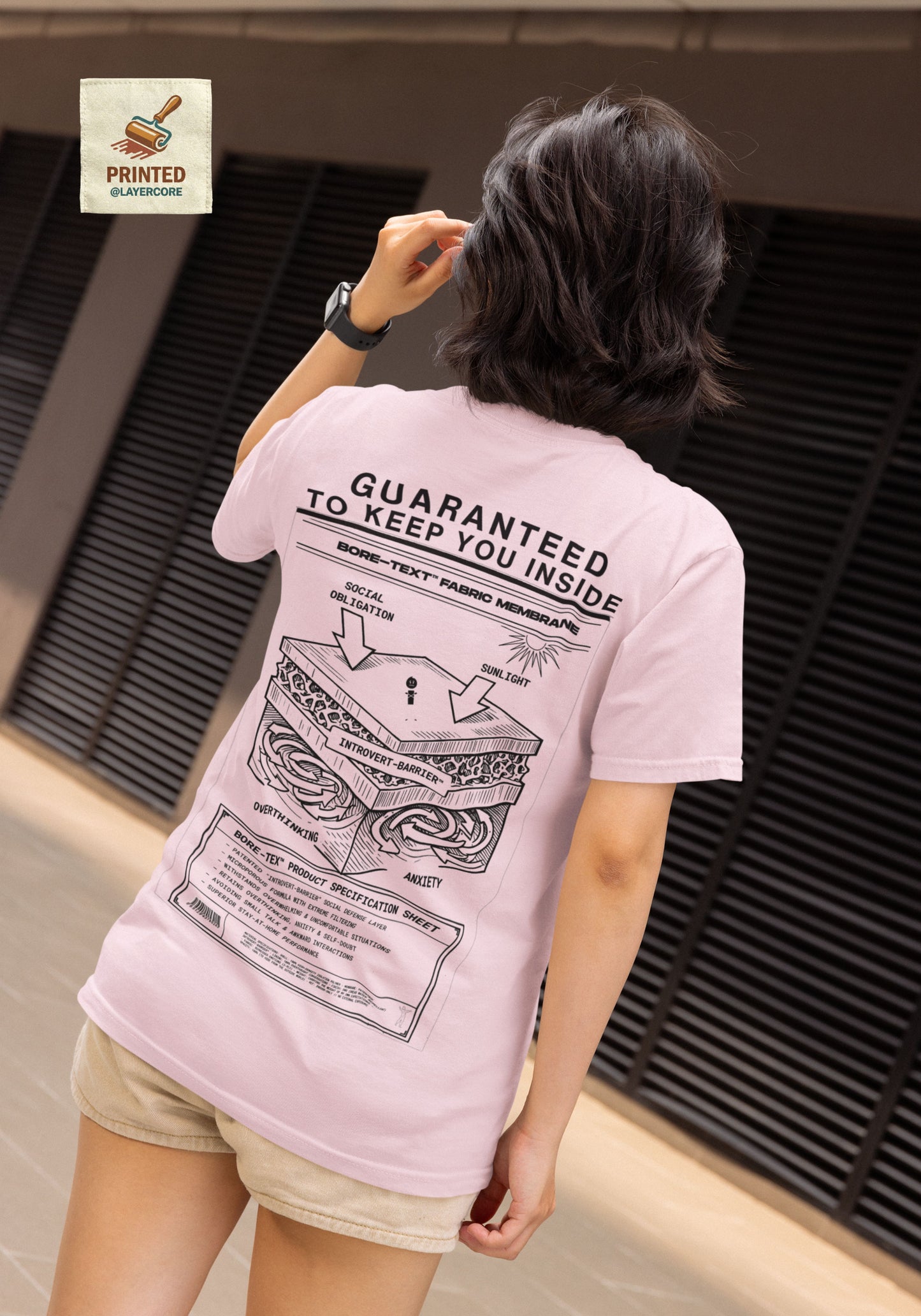 BORE-TEX Anti-Gorpcore T-Shirt mit technischem Diagramm für Introvertierte in light pink, getargen von einer jungen Frau