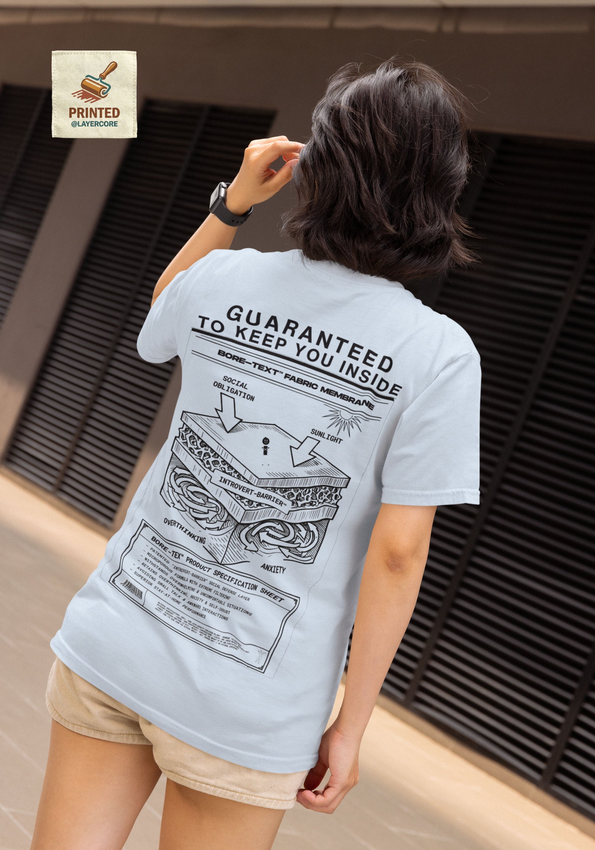 BORE-TEX Anti-Gorpcore T-Shirt mit technischem Diagramm für Introvertierte in light blue getragen von einer jungen Frau