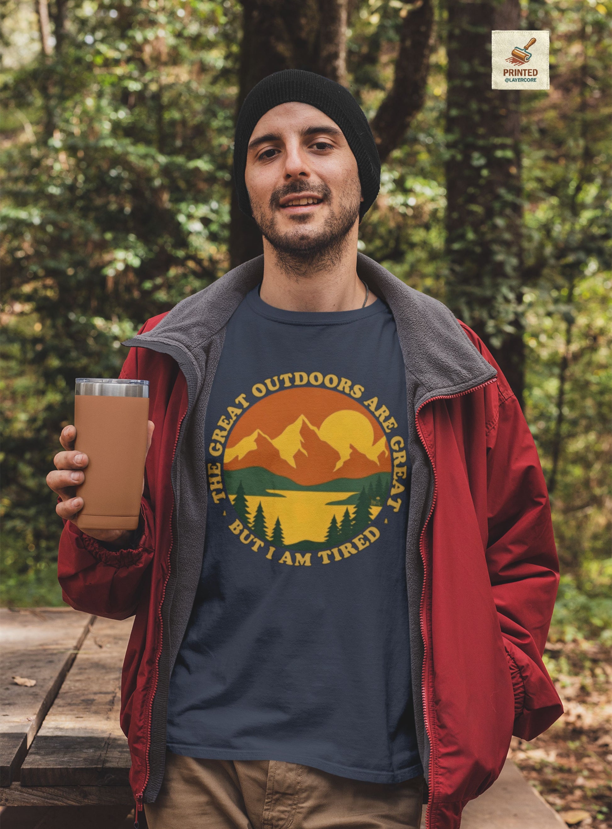Retro 70s Berglandschaft navy blaues T-Shirt, getargen von einem jungen Mann draußen in der Natur, mit "The Great Outdoors are great but I am tired" Schriftzug.