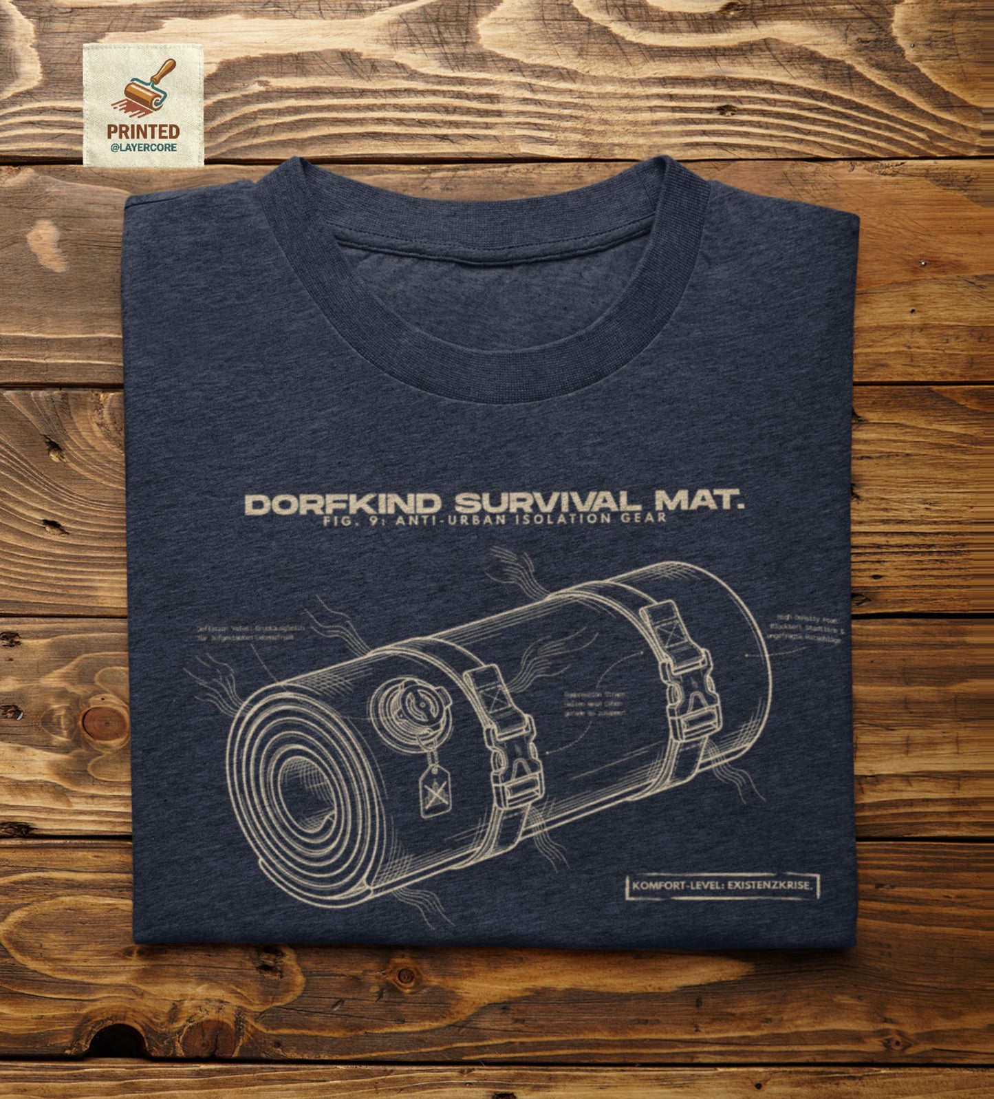 Technische Blueprint-Zeichnung einer Isomatte mit ironischen Texten zum Dorfleben auf einem navy blauem T-Shirt. Anti-Gorpcore Design.