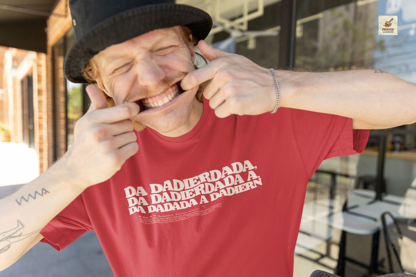 Da dadierdada rotes T-Shirt. Bayerischer Zungenbrecher und Wortwitz im todernsten Lexikon-Design. Schweres Gildan 5000 Baumwollshirt, getragen von einem jungen Mann.
