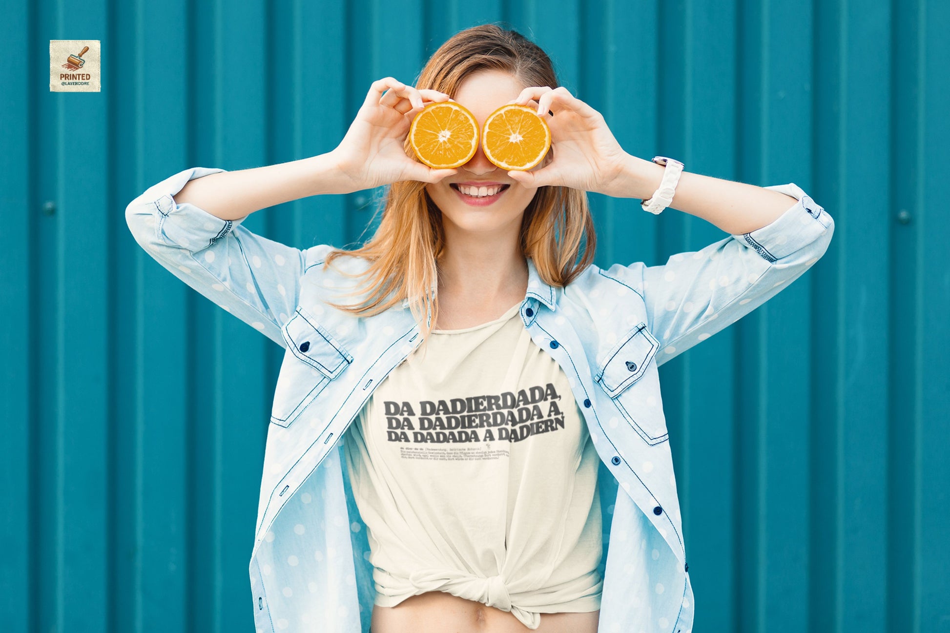 Da dadierdada natural farbenes T-Shirt. Bayerischer Zungenbrecher und Wortwitz im todernsten Lexikon-Design. Schweres Gildan 5000 Baumwollshirt, getragen von einer jungen Frau.