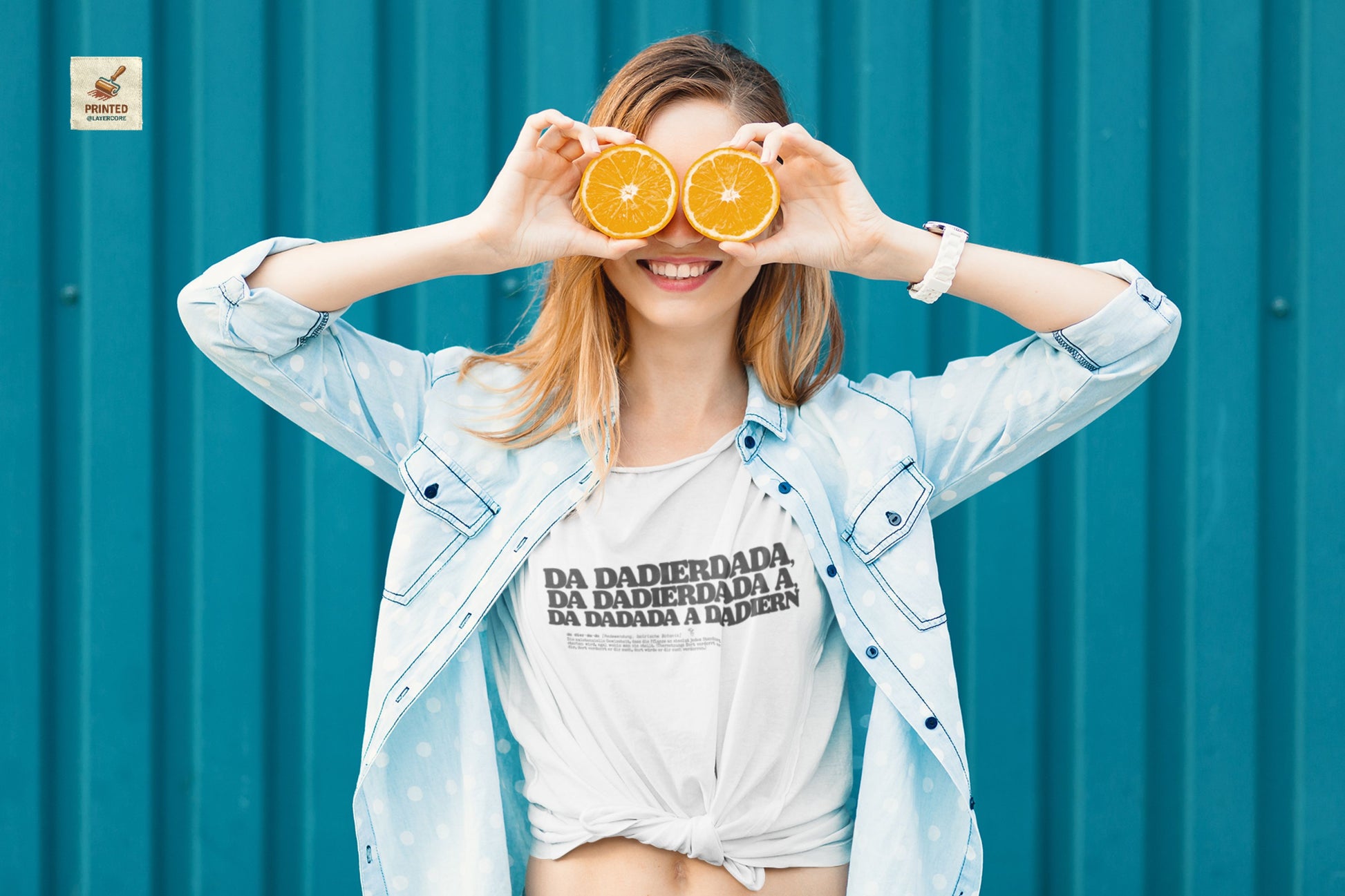 Da dadierdada graues T-Shirt. Bayerischer Zungenbrecher und Wortwitz im todernsten Lexikon-Design. Schweres Gildan 5000 Baumwollshirt, getragen von einer jungen Frau.