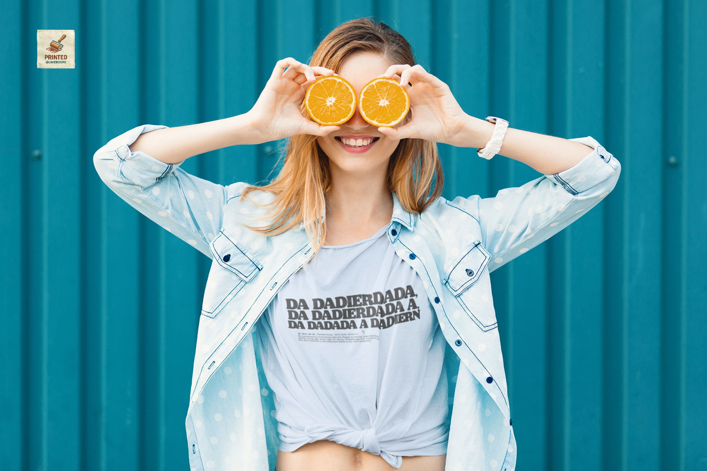 Da dadierdada hellblaues T-Shirt. Bayerischer Zungenbrecher und Wortwitz im todernsten Lexikon-Design. Schweres Gildan 5000 Baumwollshirt, getragen von einer jungen Frau.