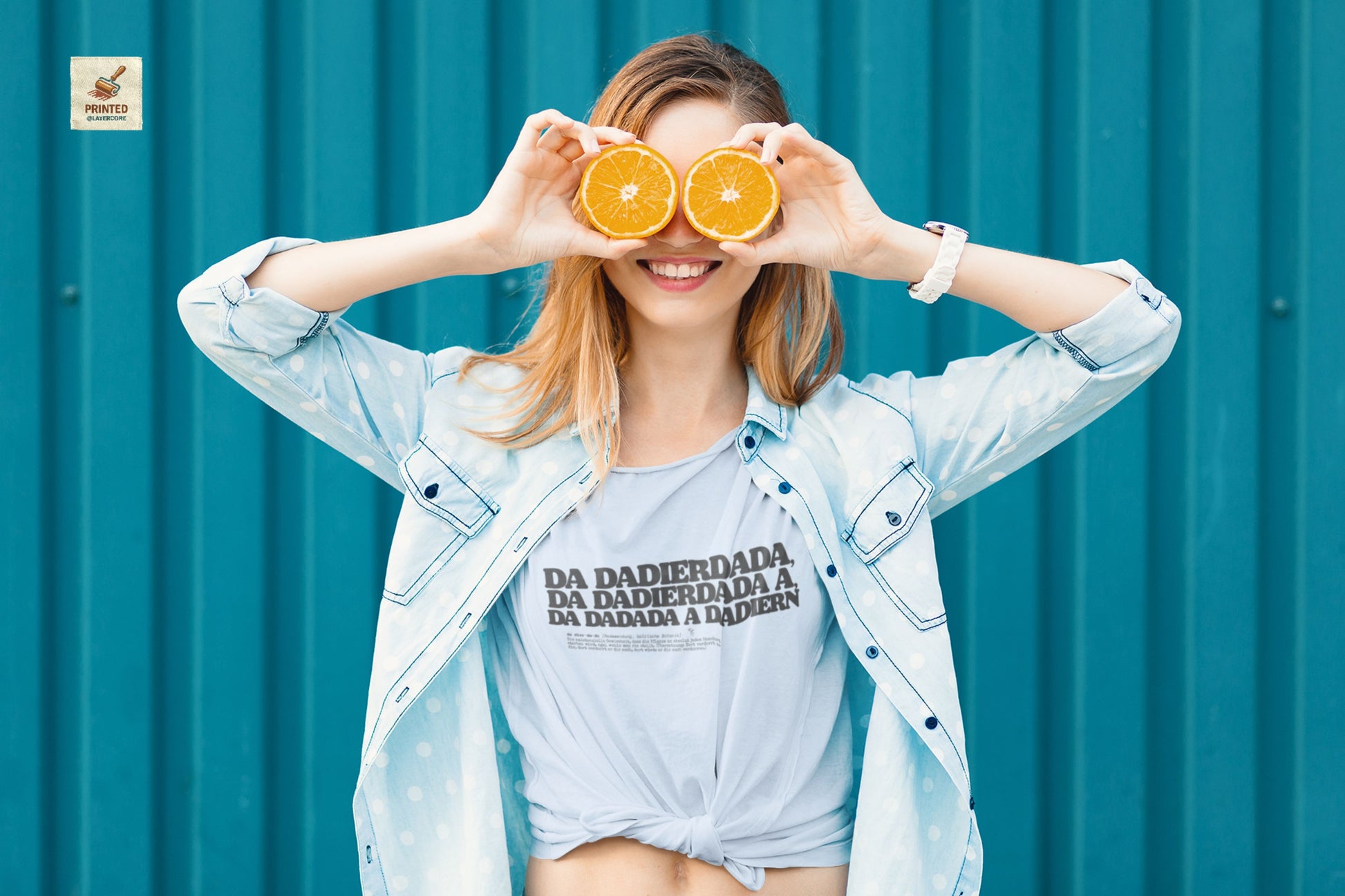Da dadierdada hellblaues T-Shirt. Bayerischer Zungenbrecher und Wortwitz im todernsten Lexikon-Design. Schweres Gildan 5000 Baumwollshirt, getragen von einer jungen Frau.