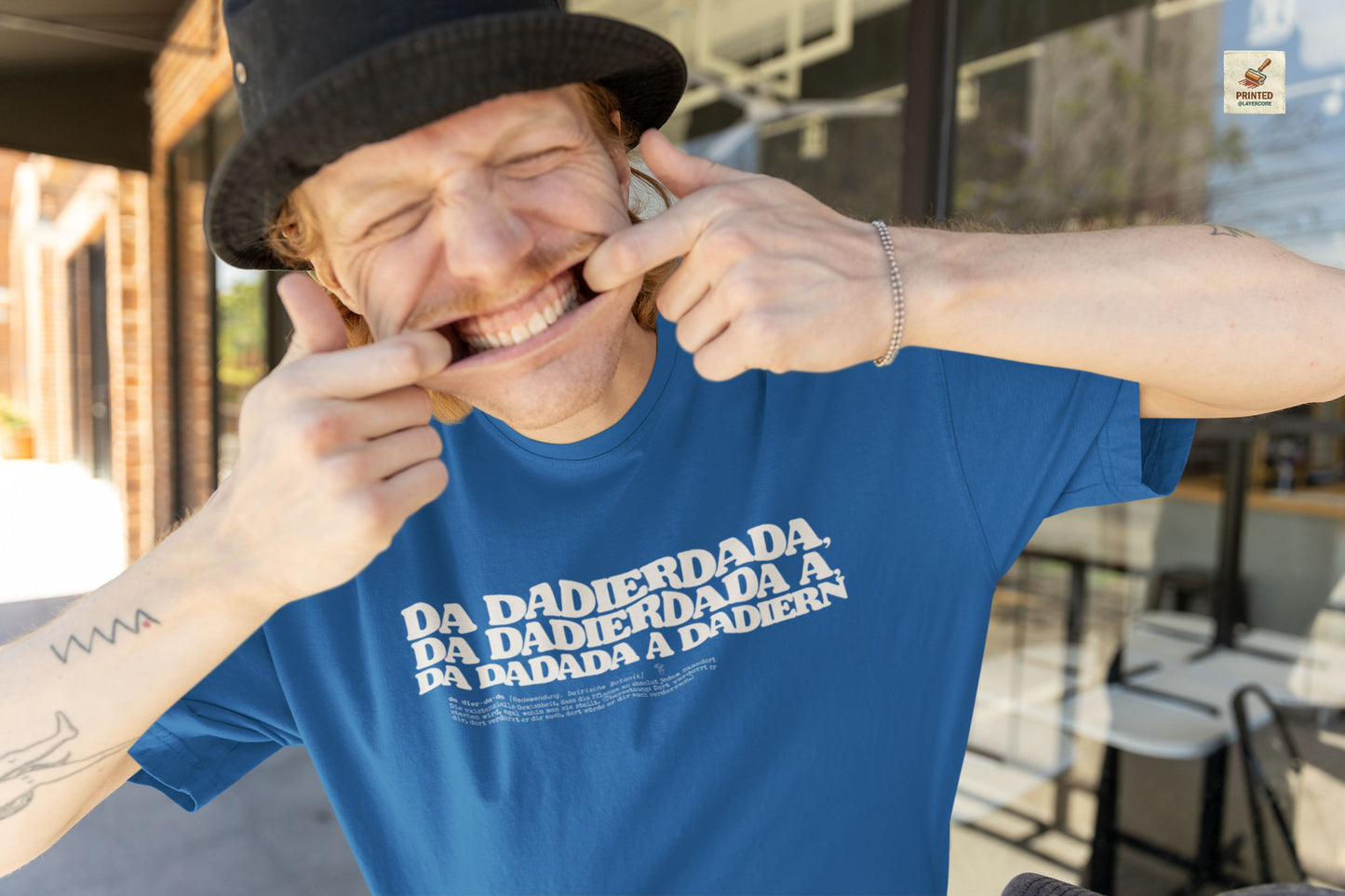 Da dadierdada dunkelblaues T-Shirt. Bayerischer Zungenbrecher und Wortwitz im todernsten Lexikon-Design. Schweres Gildan 5000 Baumwollshirt, getragen von einem jungen Mann.
