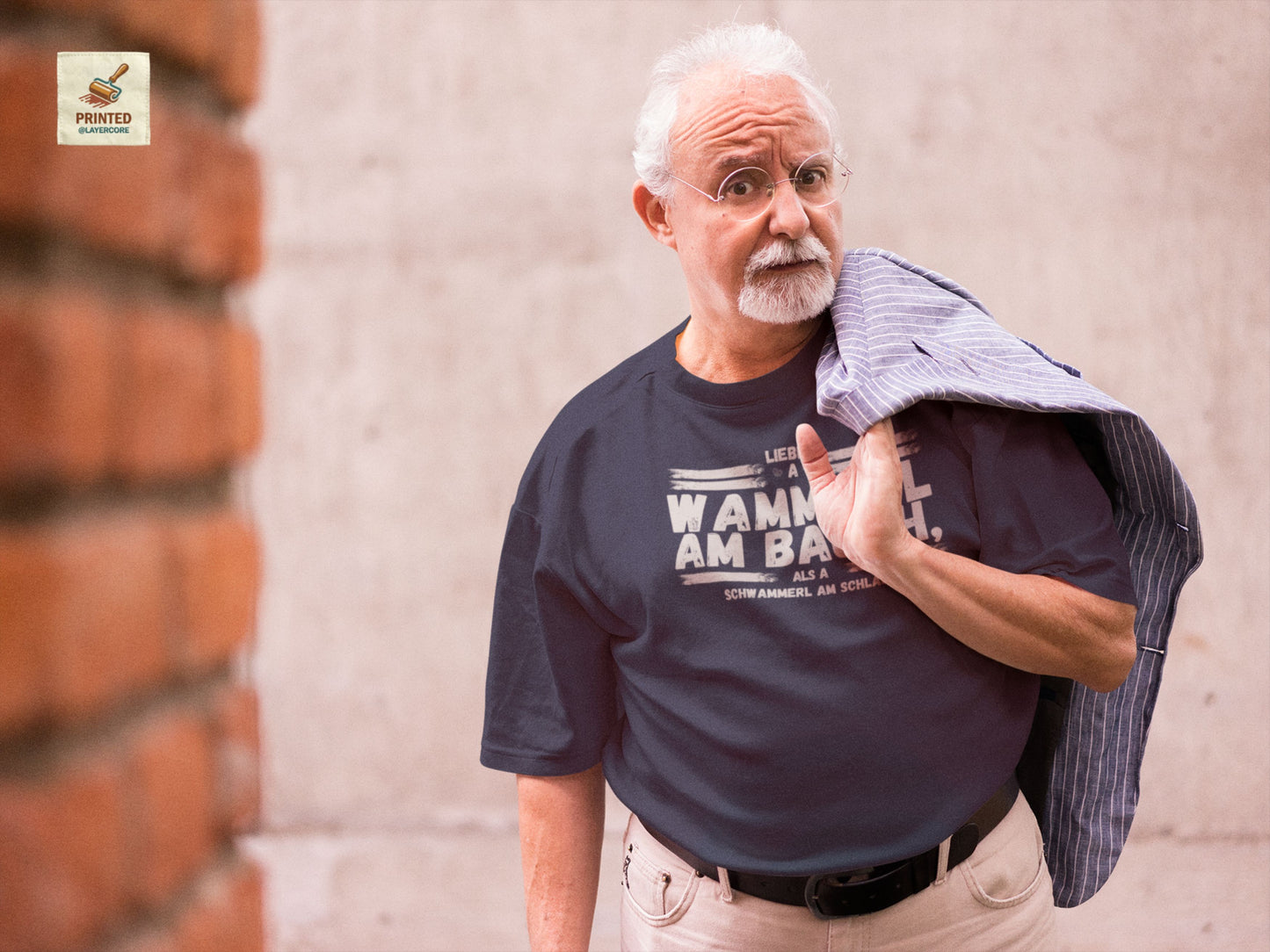Navy blaues Herren T-Shirt mit lustigem bayerischen Wammerl Schwammerl Spruch im Vintage Lexikon Design, getragen von einem älteren Herren