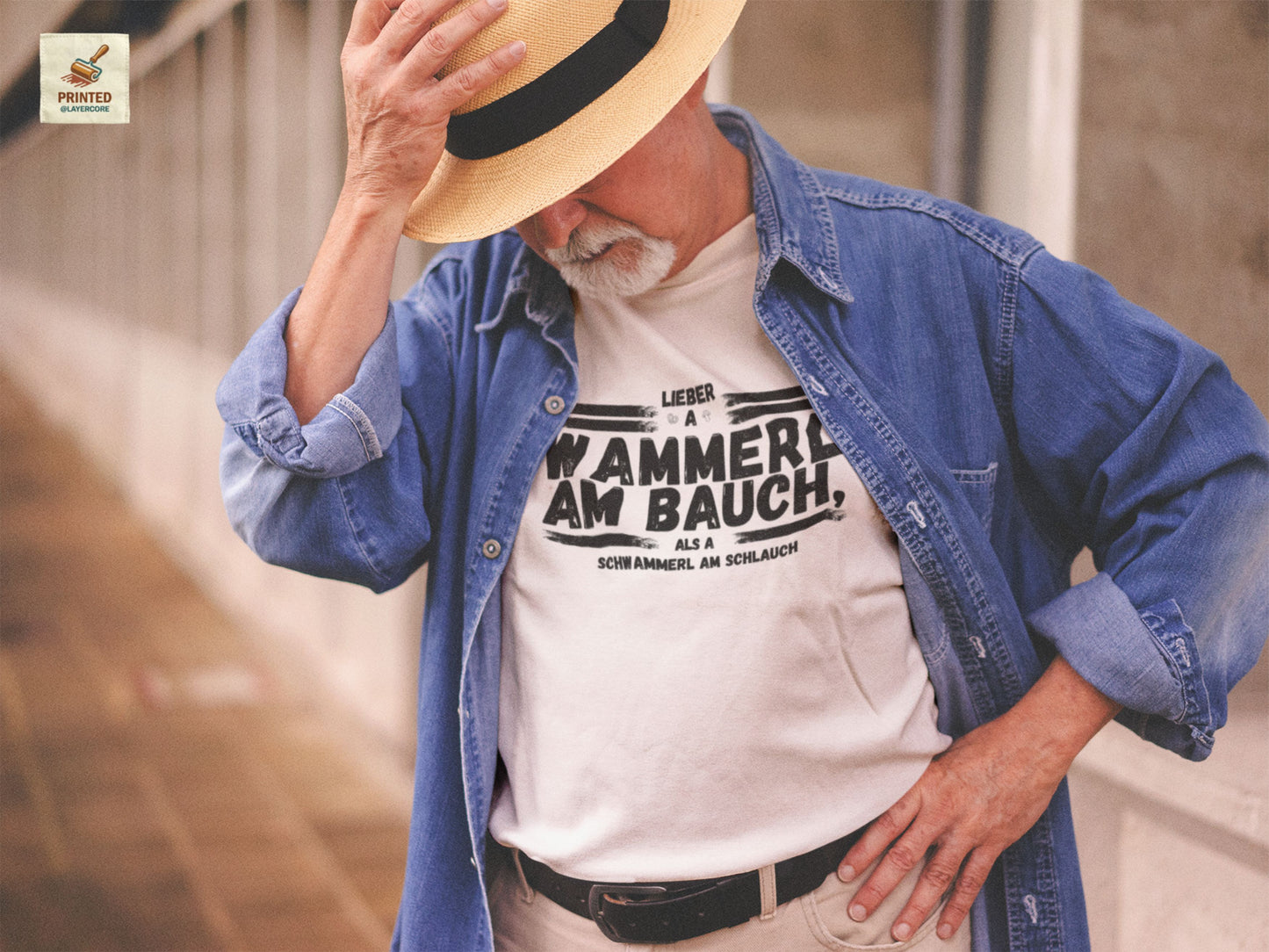 Hellgraues Herren T-Shirt mit lustigem bayerischen Wammerl Schwammerl Spruch im Vintage Lexikon Design, getragen von einem älteren Herren