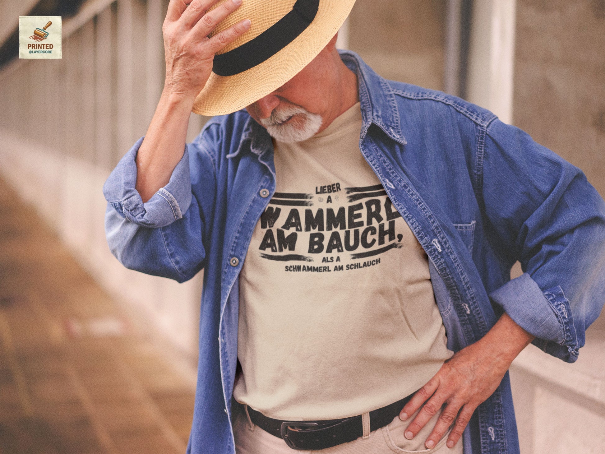 Sand farbenes Herren T-Shirt mit lustigem bayerischen Wammerl Schwammerl Spruch im Vintage Lexikon Design, getragen von einem älteren Herren