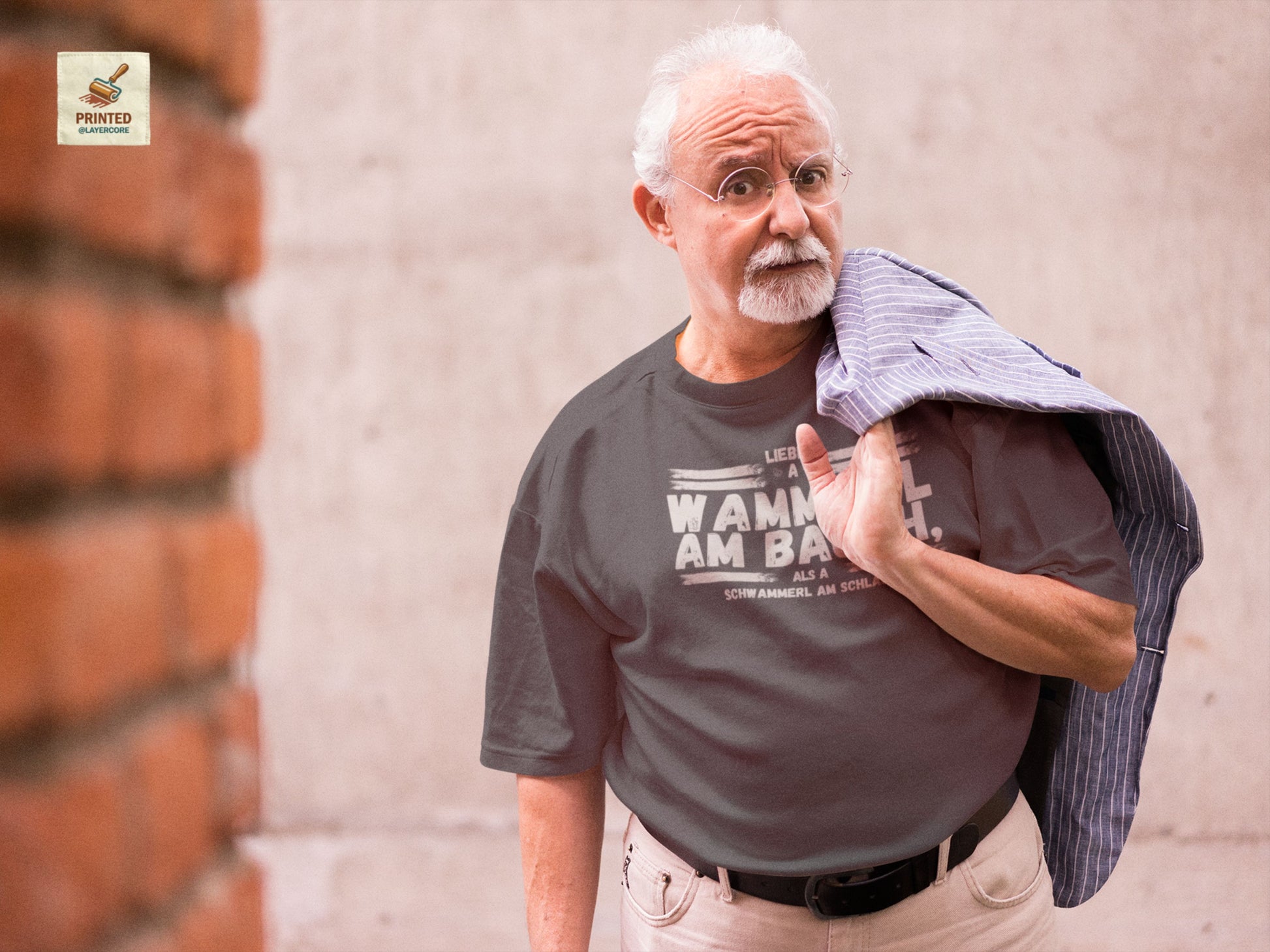 Dunkel graues Herren T-Shirt mit lustigem bayerischen Wammerl Schwammerl Spruch im Vintage Lexikon Design, getragen von einem älteren Herren