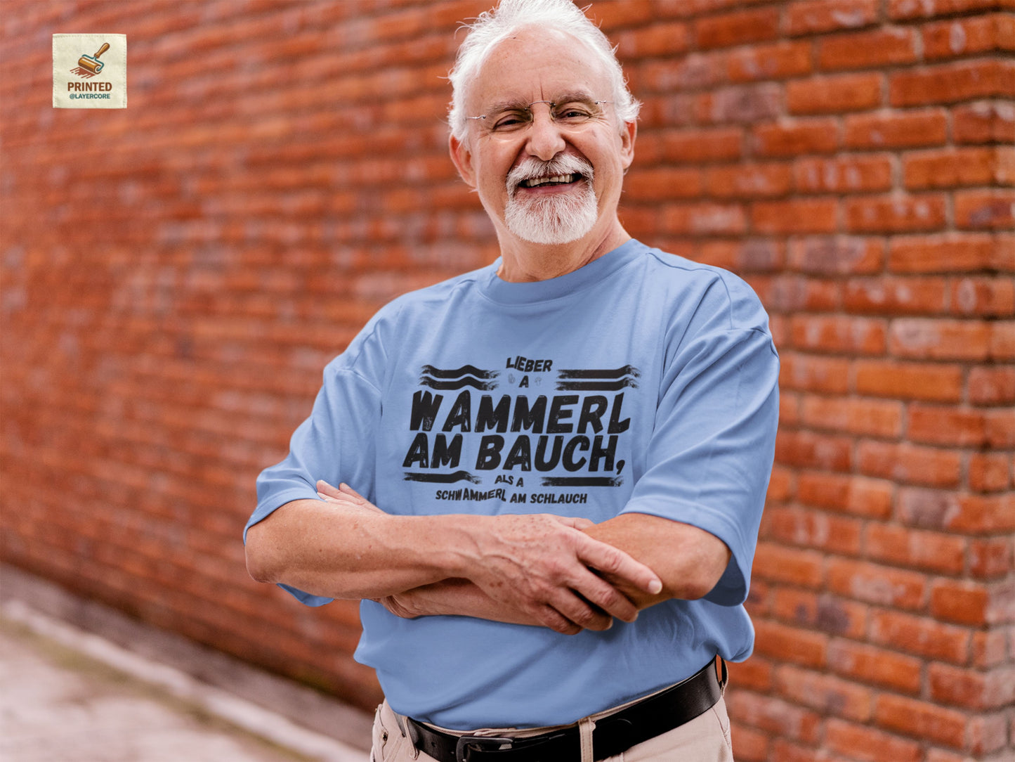 Hellblaues Herren T-Shirt mit lustigem bayerischen Wammerl Schwammerl Spruch im Vintage Lexikon Design, getragen von einem älteren Herren
