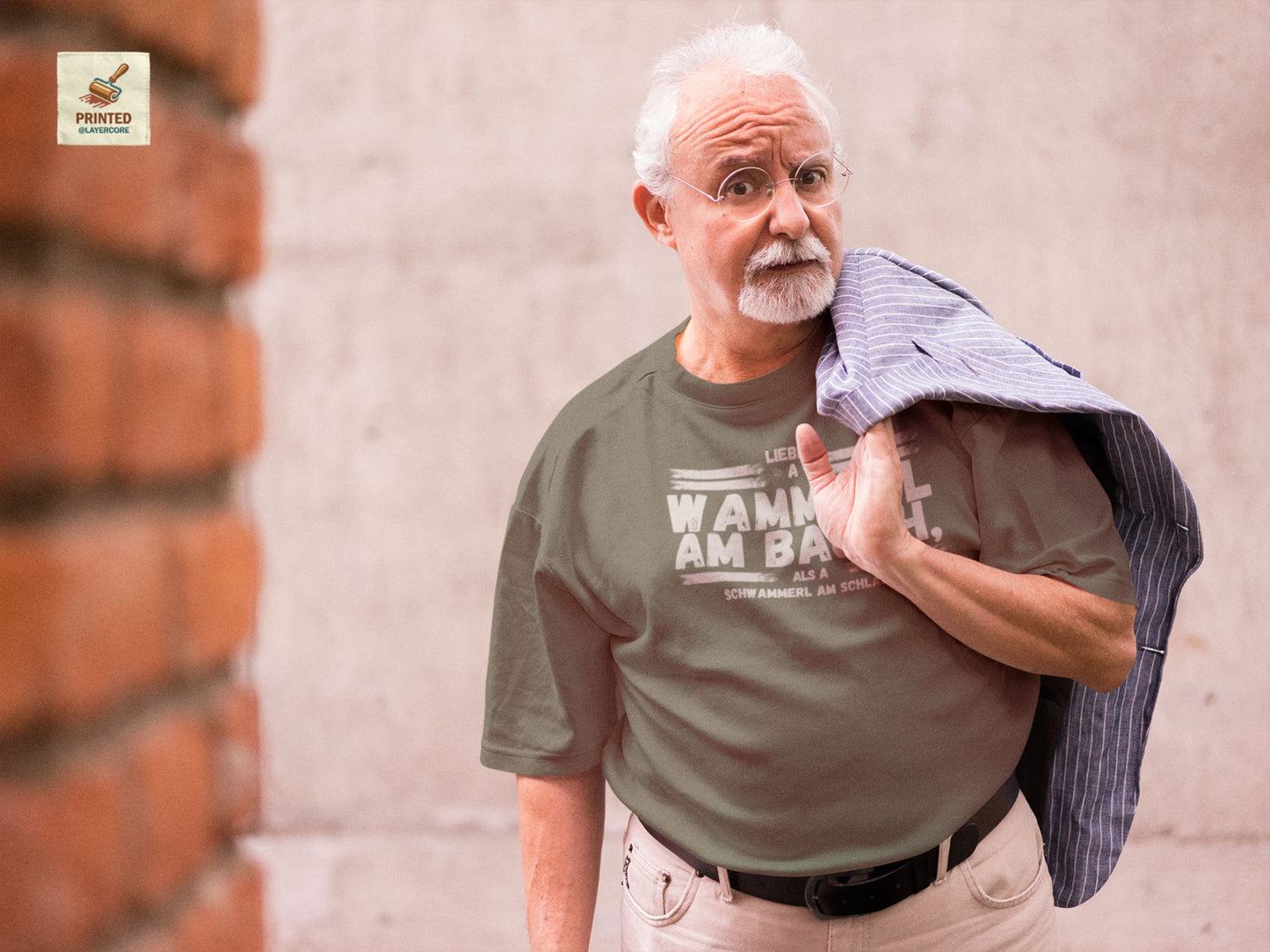 Military grünes Herren T-Shirt mit lustigem bayerischen Wammerl Schwammerl Spruch im Vintage Lexikon Design, getragen von einem älteren Herren