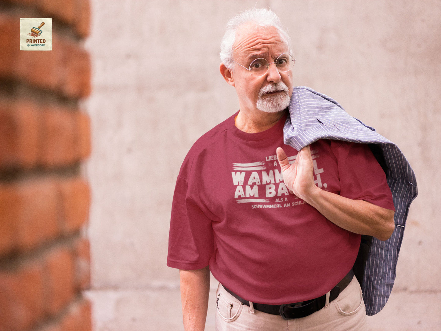 Rotes Herren T-Shirt mit lustigem bayerischen Wammerl Schwammerl Spruch im Vintage Lexikon Design, getragen von einem älteren Herren