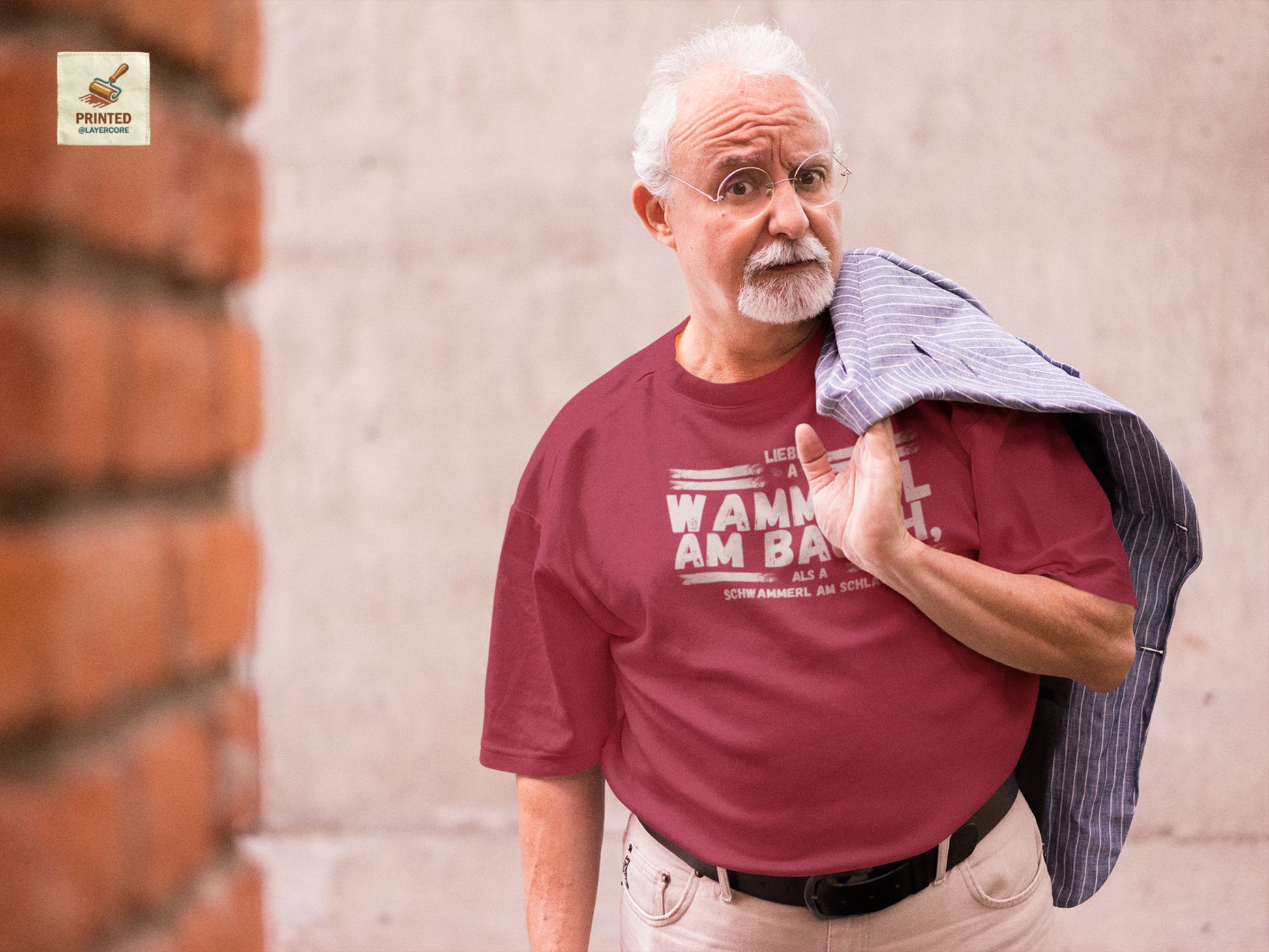 Rotes Herren T-Shirt mit lustigem bayerischen Wammerl Schwammerl Spruch im Vintage Lexikon Design, getragen von einem älteren Herren