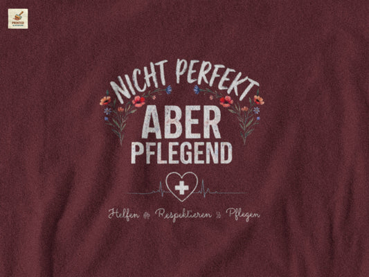 T-Shirt Nicht perfekt aber pflegend mit Blumenkranz und EKG Herz für Krankenschwestern und Pflegekräfte im Schichtdienst