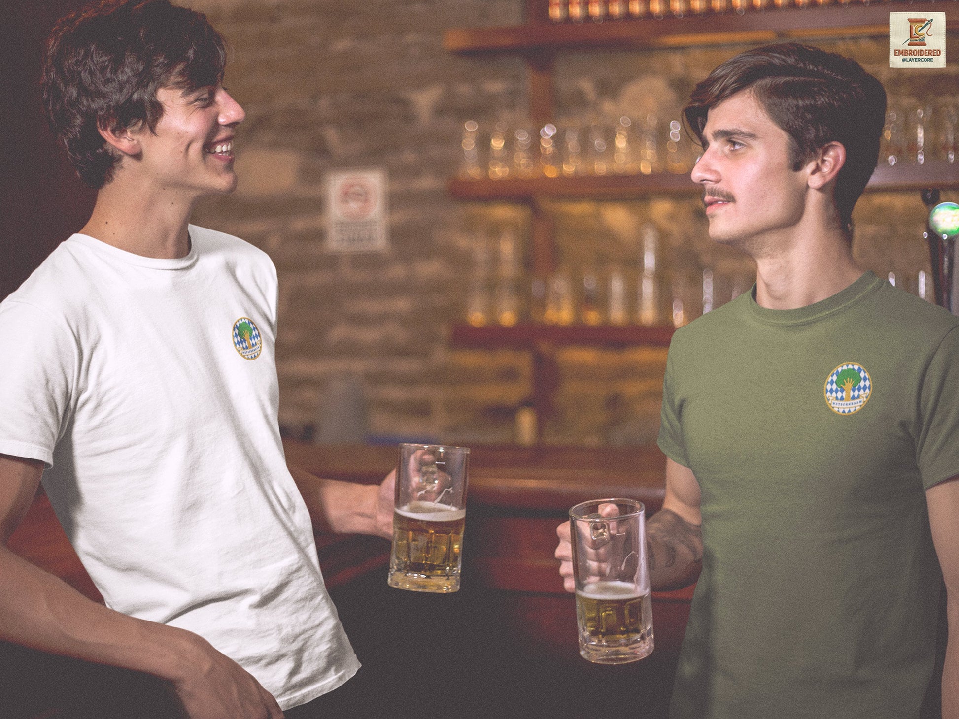 Humorvolles Bayern T-Shirt mit besticktem Watschnbaam Motiv. Das Design kombiniert blau-weiße Rauten, grüne Baumkrone, goldene Konturen und einen bairischen Insider-Spruch. Die Stickerei macht das Shirt hochwertig, textil und besonders passend für Oktoberfest, Volksfest, Heimat-Humor und Mundart-Fans.