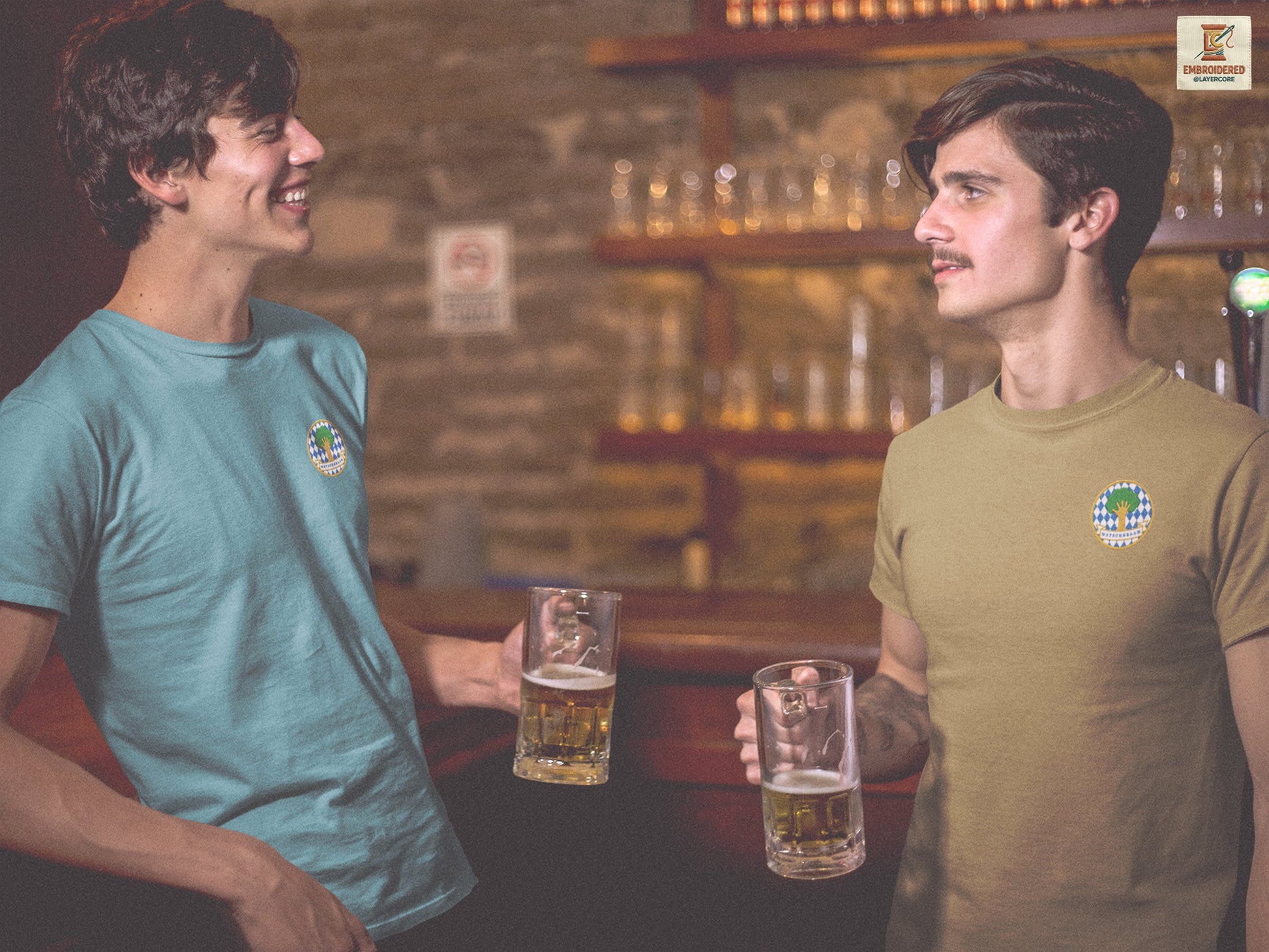 Bayerisches Watschnbaam Shirt mit echter Stickerei, Rauten-Muster, Baum, Hand und Banner-Schriftzug. Der bairische Wortwitz spielt mit Watschn und Baam und eignet sich für Dialekt-Fans, Trachten-Humor, Volksfest-Outfits, Biergarten-Abende und regionale Geschenkideen aus Bayern.