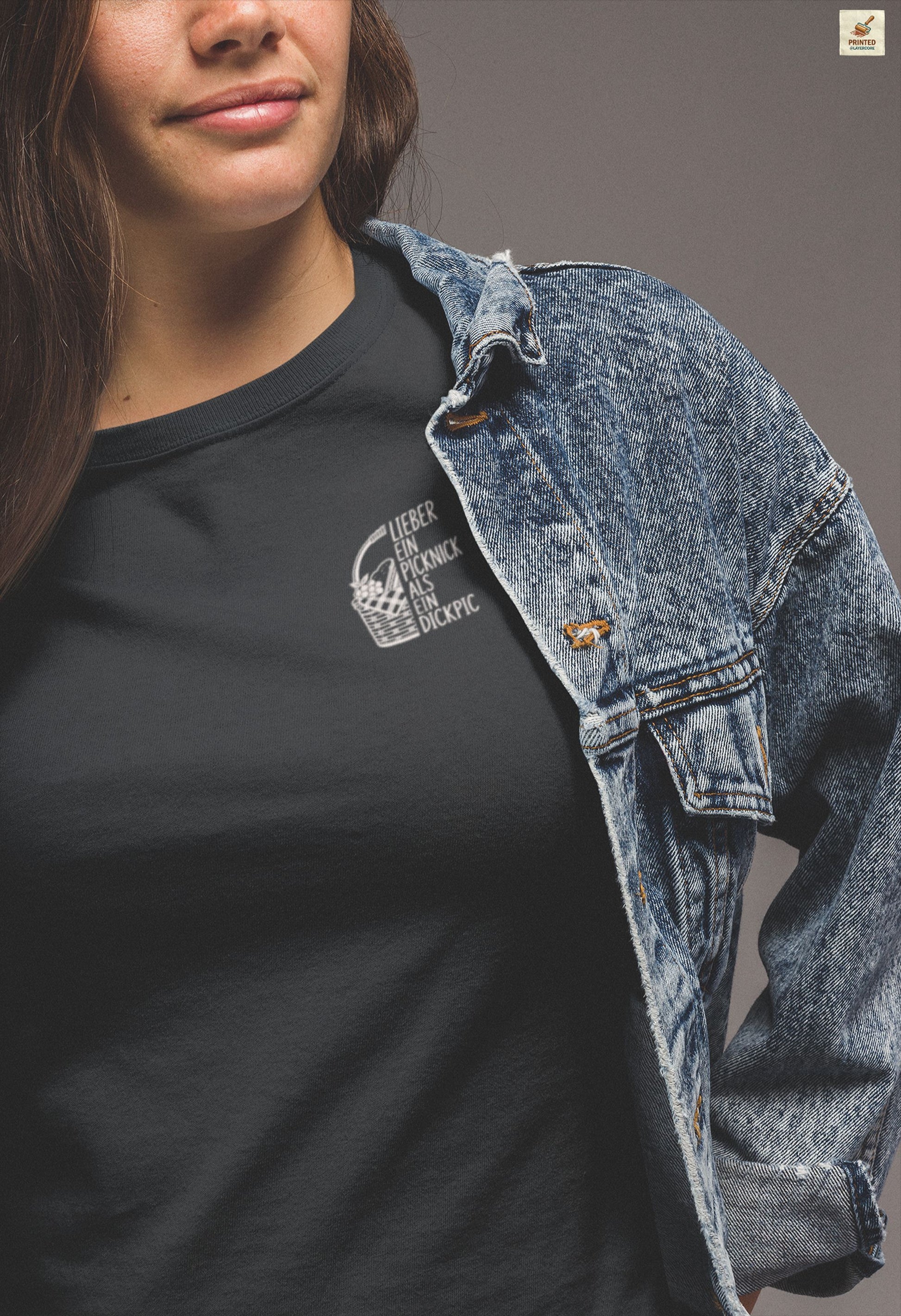 Minimalistisches Wortspiel Shirt dark heather farben mit Picknick Illustration und subtil ironischem deutschem Spruch für Frauen