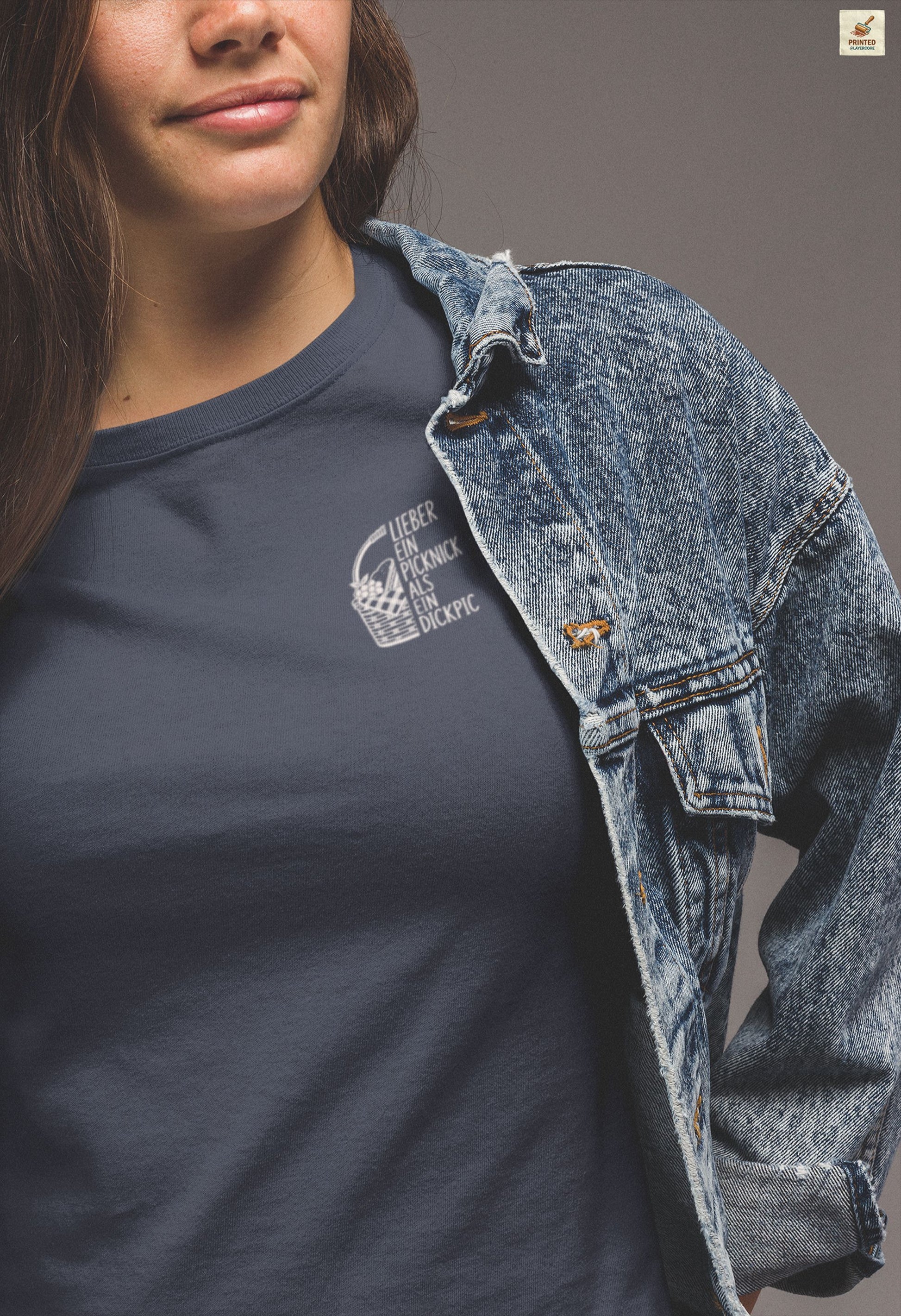 Minimalistisches Wortspiel Shirt in blau mit Picknick Illustration und subtil ironischem deutschem Spruch für Frauen