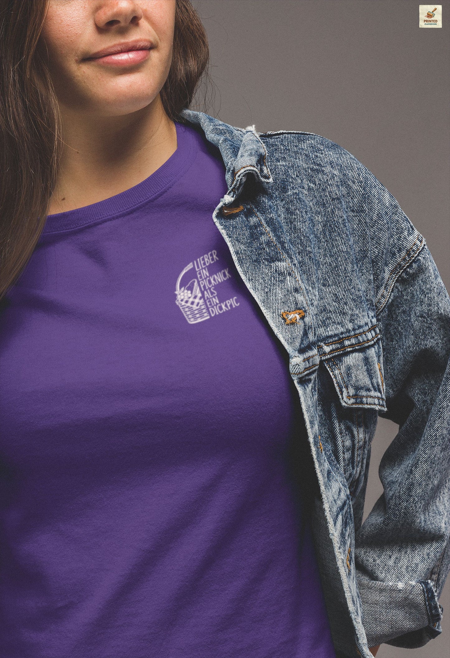 Minimalistisches Wortspiel Shirt in lila mit Picknick Illustration und subtil ironischem deutschem Spruch für Frauen