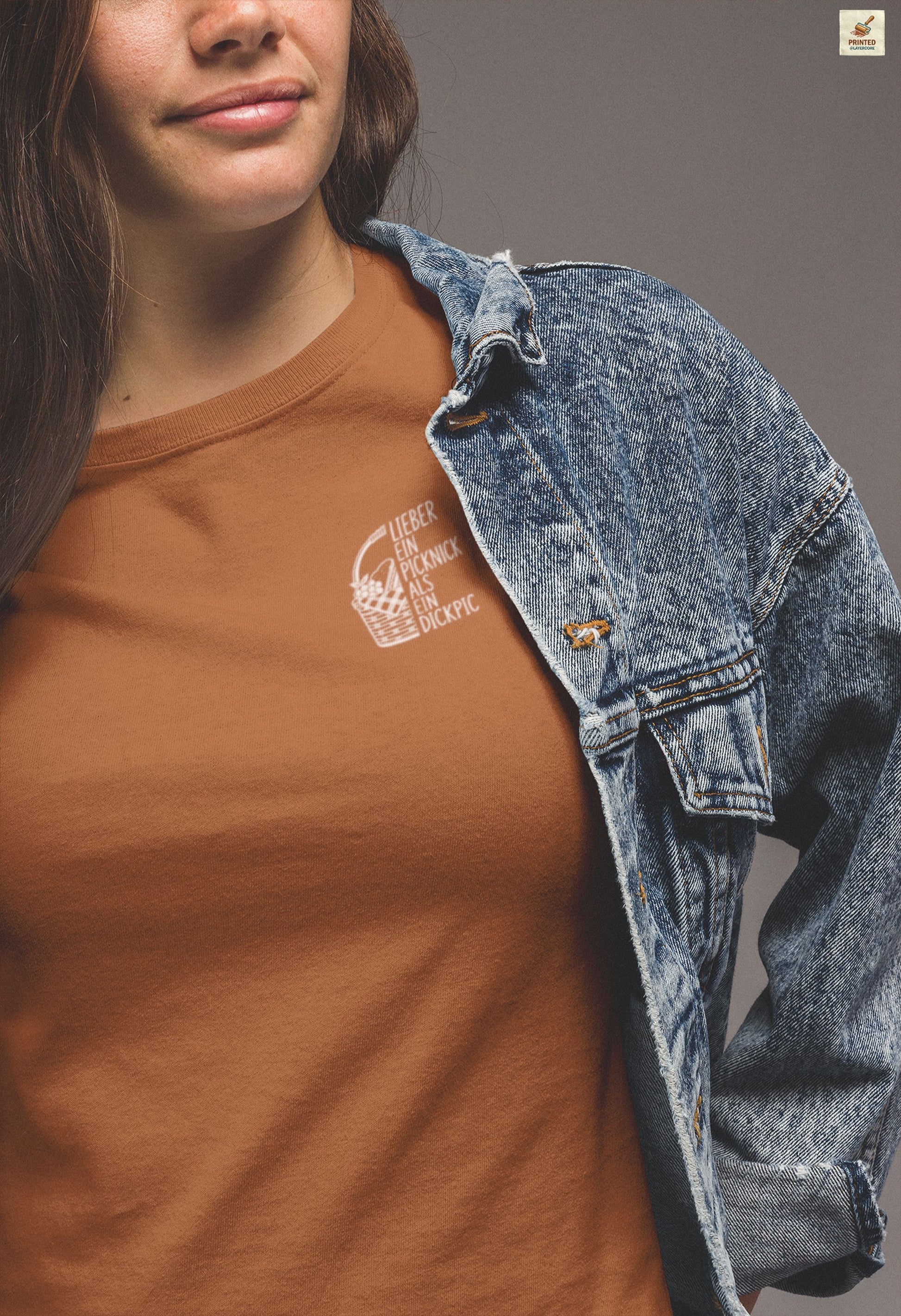 Minimalistisches Wortspiel Shirt autum farben mit Picknick Illustration und subtil ironischem deutschem Spruch für Frauen