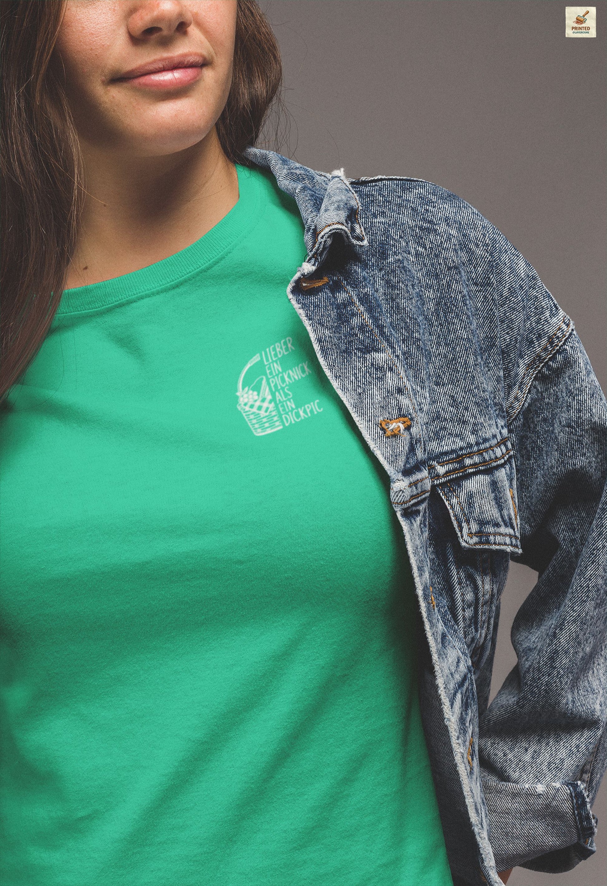 Minimalistisches Wortspiel Shirt heather kelly farben mit Picknick Illustration und subtil ironischem deutschem Spruch für Frauen