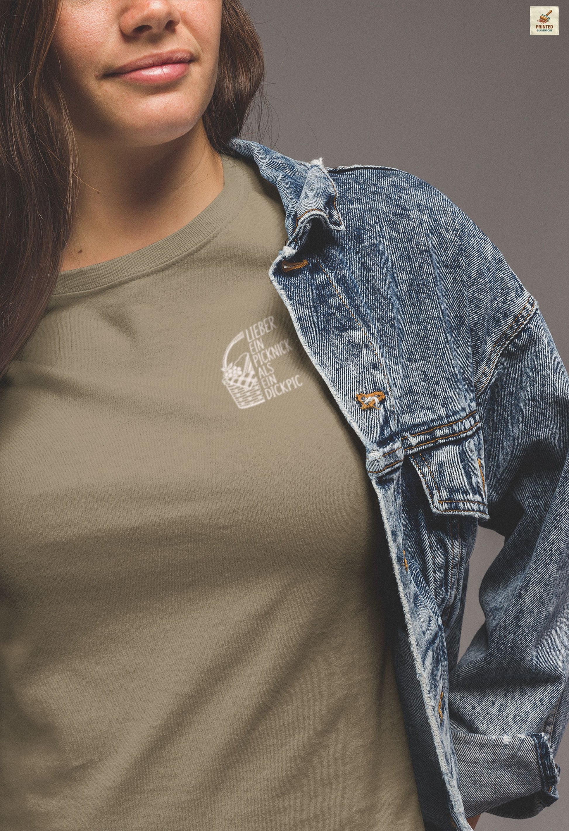 Minimalistisches Wortspiel Shirt olive farben mit Picknick Illustration und subtil ironischem deutschem Spruch für Frauen