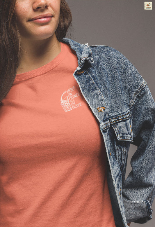 Minimalistisches Wortspiel Shirt coralfarben mit Picknick Illustration und subtil ironischem deutschem Spruch für Frauen