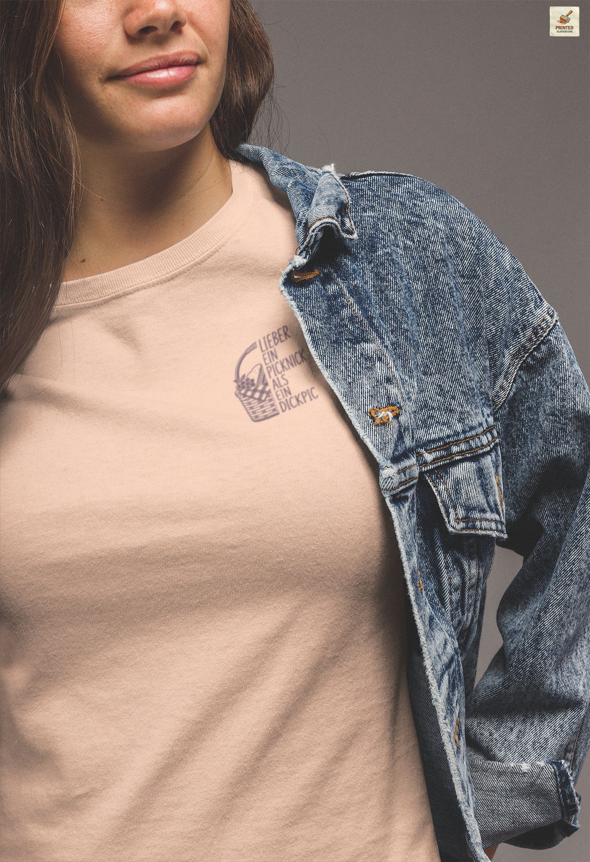 Minimalistisches Wortspiel Shirt peach farben mit Picknick Illustration und subtil ironischem deutschem Spruch für Frauen