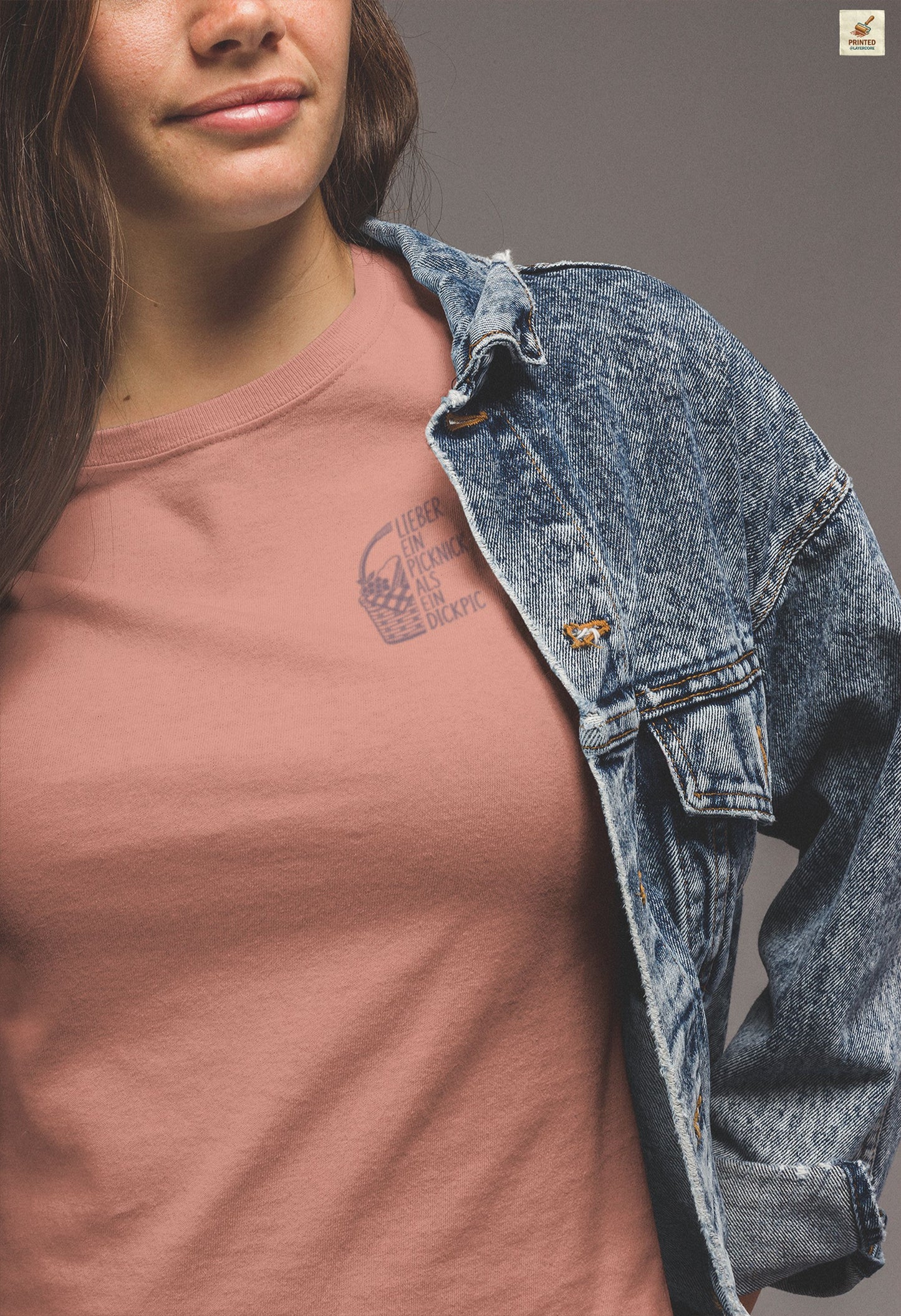 Minimalistisches Wortspiel Shirt clay farben mit Picknick Illustration und subtil ironischem deutschem Spruch für Frauen
