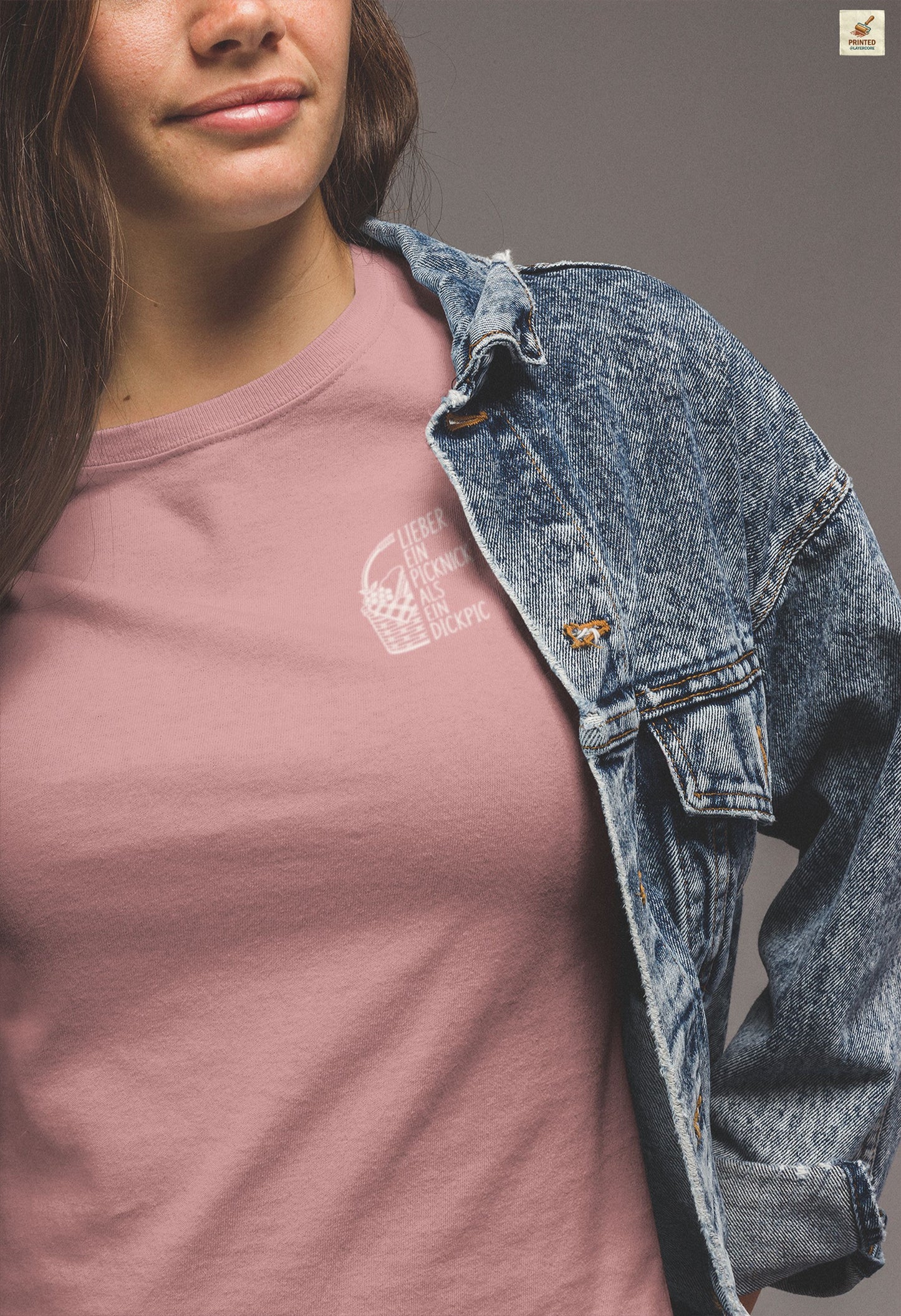 Minimalistisches Wortspiel Shirt in pink mit Picknick Illustration und subtil ironischem deutschem Spruch für Frauen