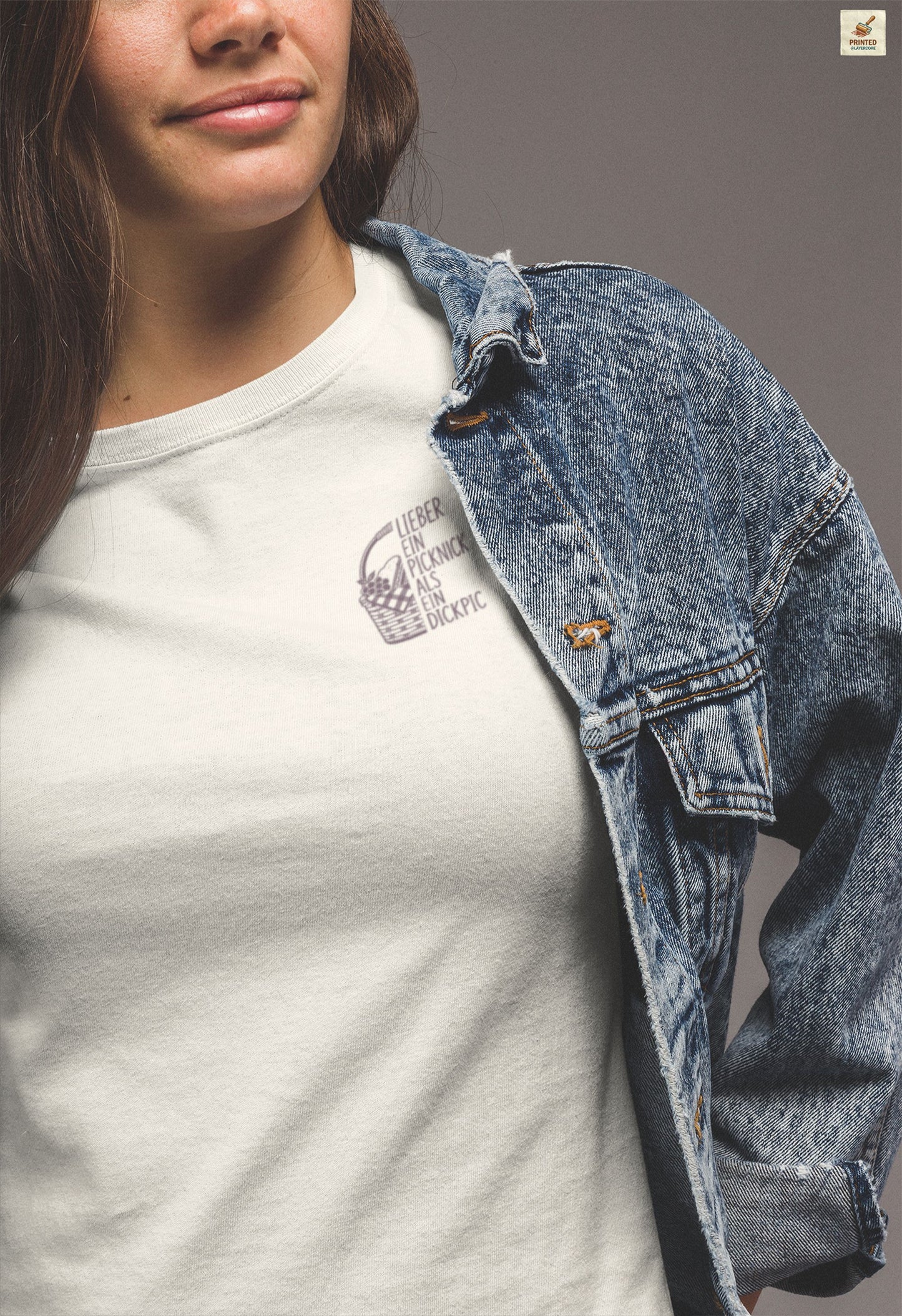 Minimalistisches Wortspiel Shirt natural farben mit Picknick Illustration und subtil ironischem deutschem Spruch für Frauen