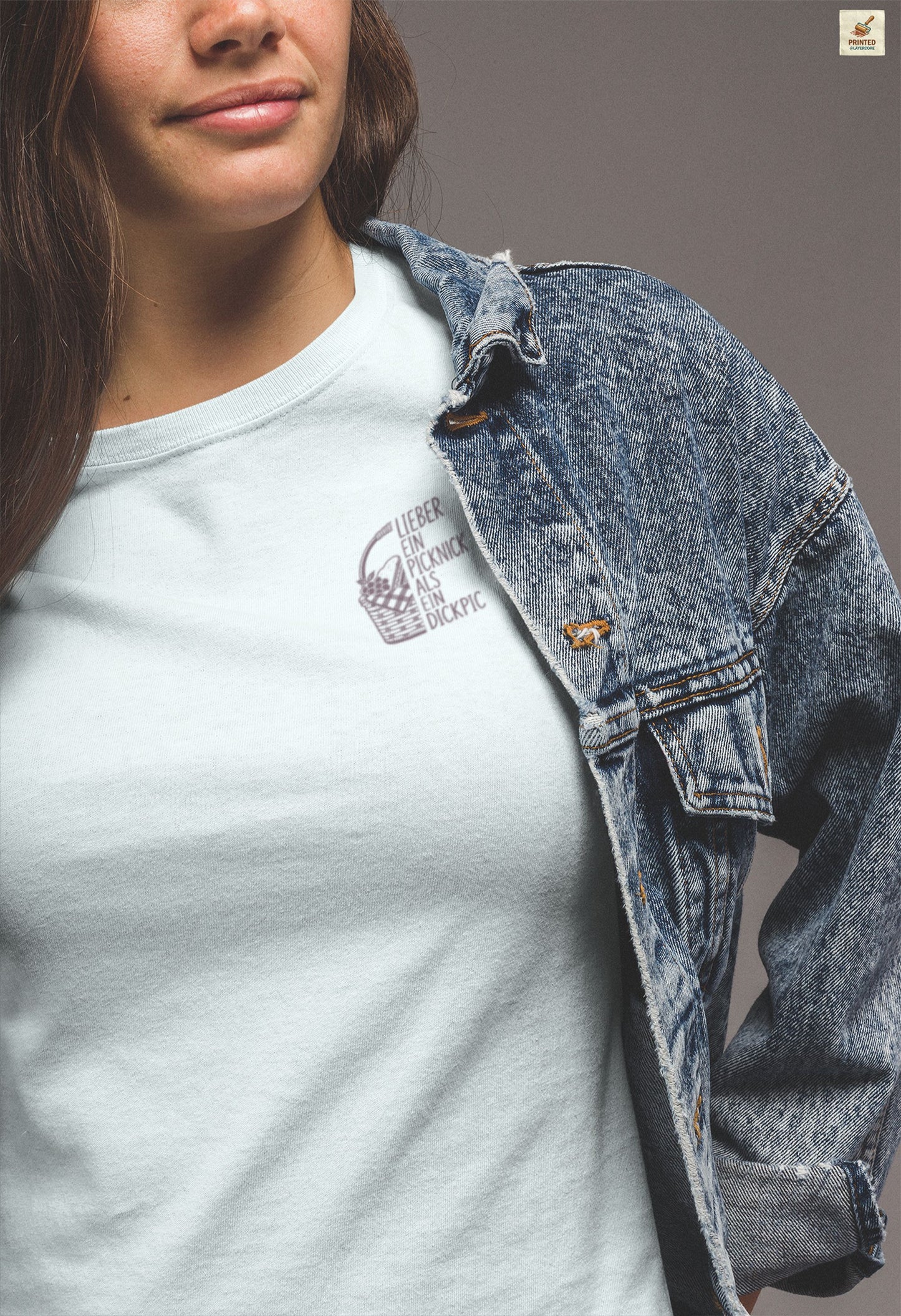 Minimalistisches Wortspiel Shirt hell blau mit Picknick Illustration und subtil ironischem deutschem Spruch für Frauen