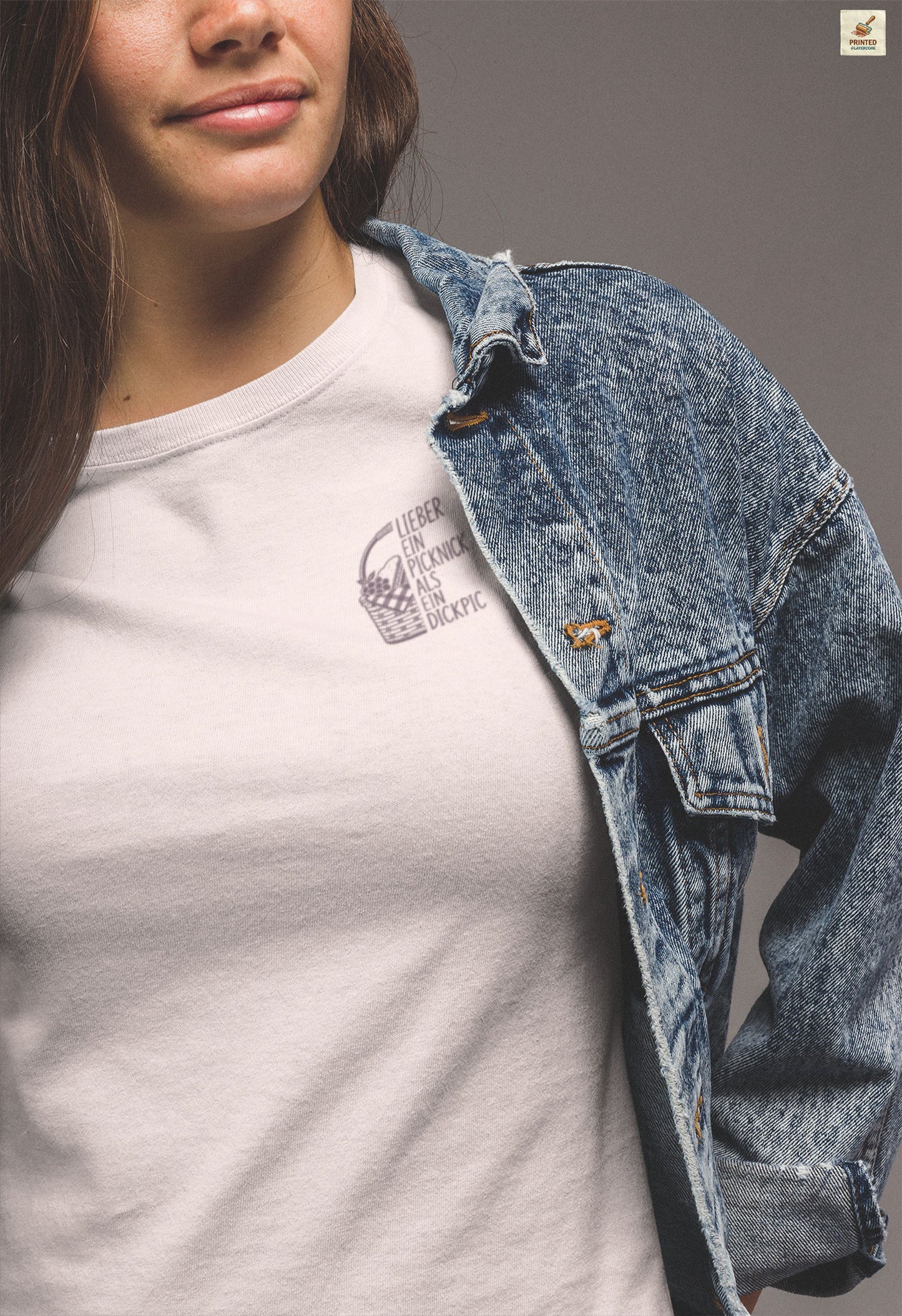 Minimalistisches Wortspiel Shirt natur farben mit Picknick Illustration und subtil ironischem deutschem Spruch für Frauen