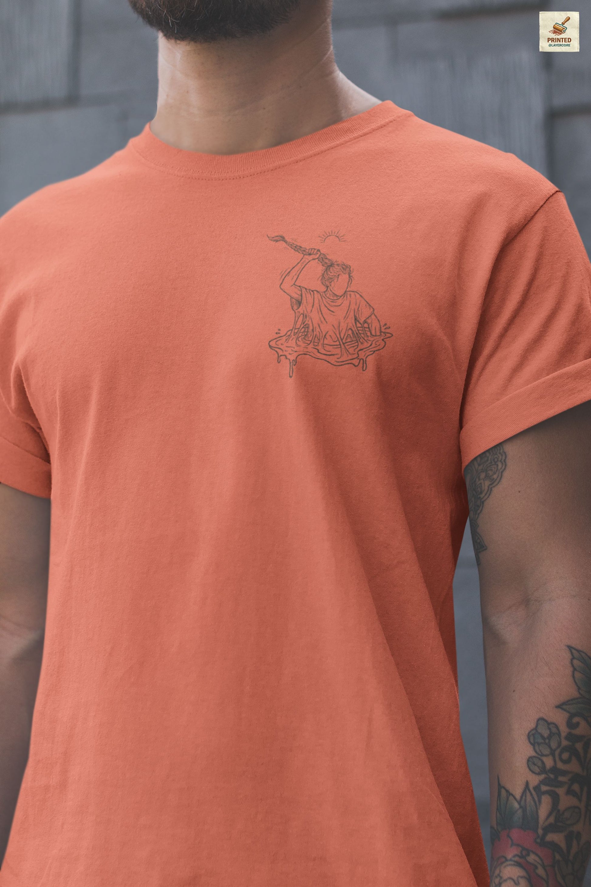 coralfarbenes Unisex Shirt mit reduzierter Line Art einer Figur, die sich aus dem Sumpf zieht