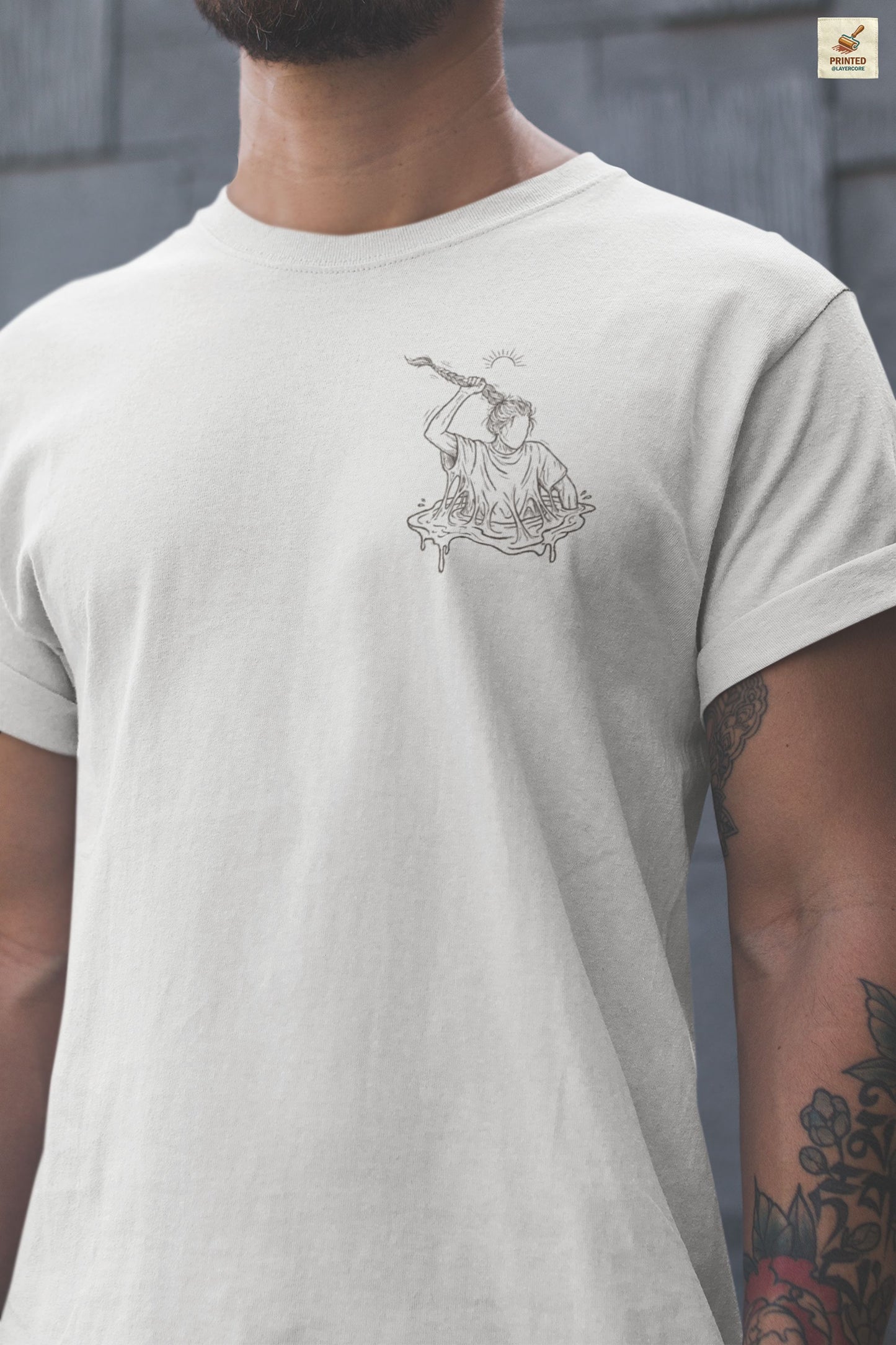 weißes Unisex Shirt mit reduzierter Line Art einer Figur, die sich aus dem Sumpf zieht