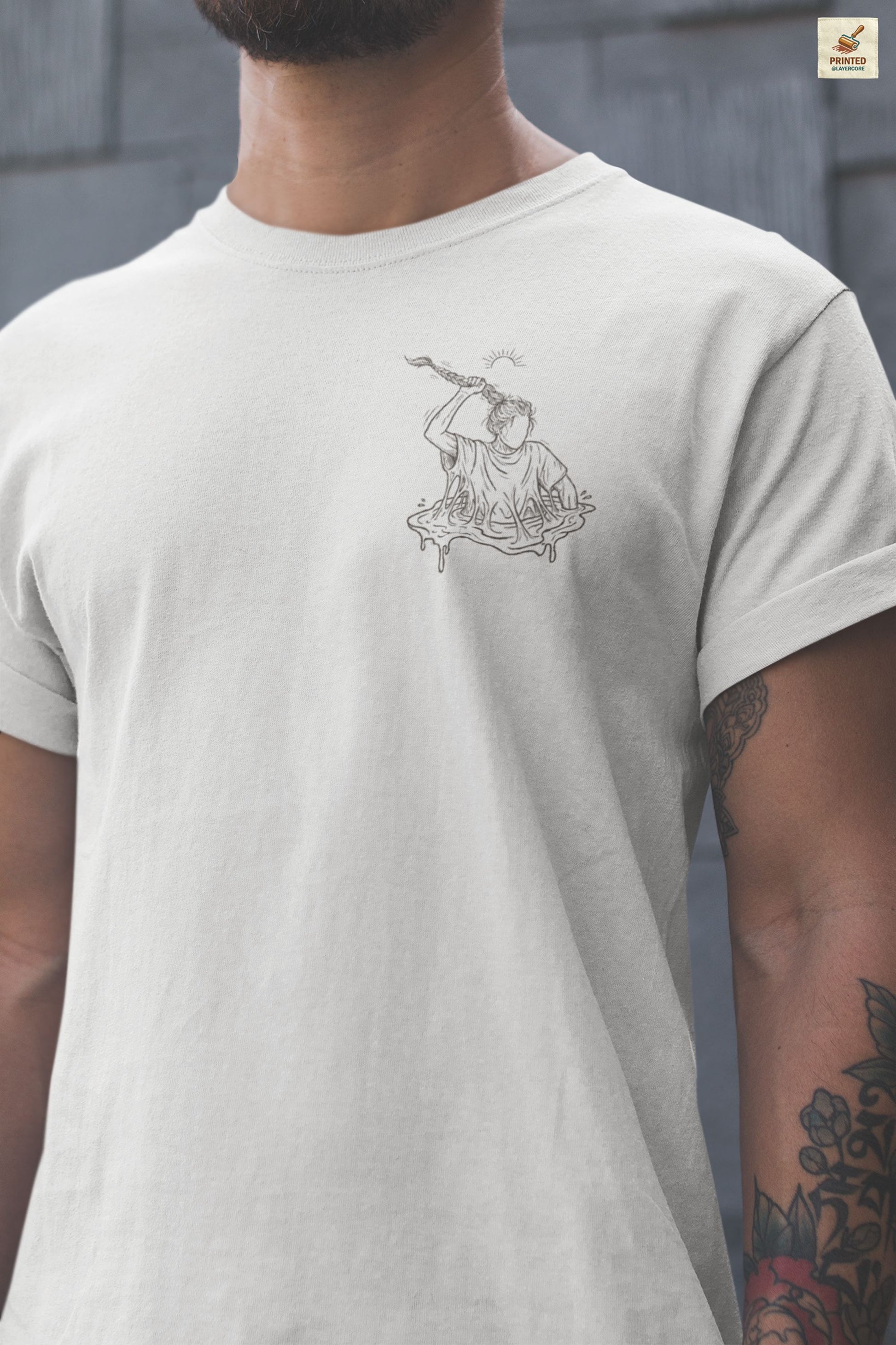 weißes Unisex Shirt mit reduzierter Line Art einer Figur, die sich aus dem Sumpf zieht