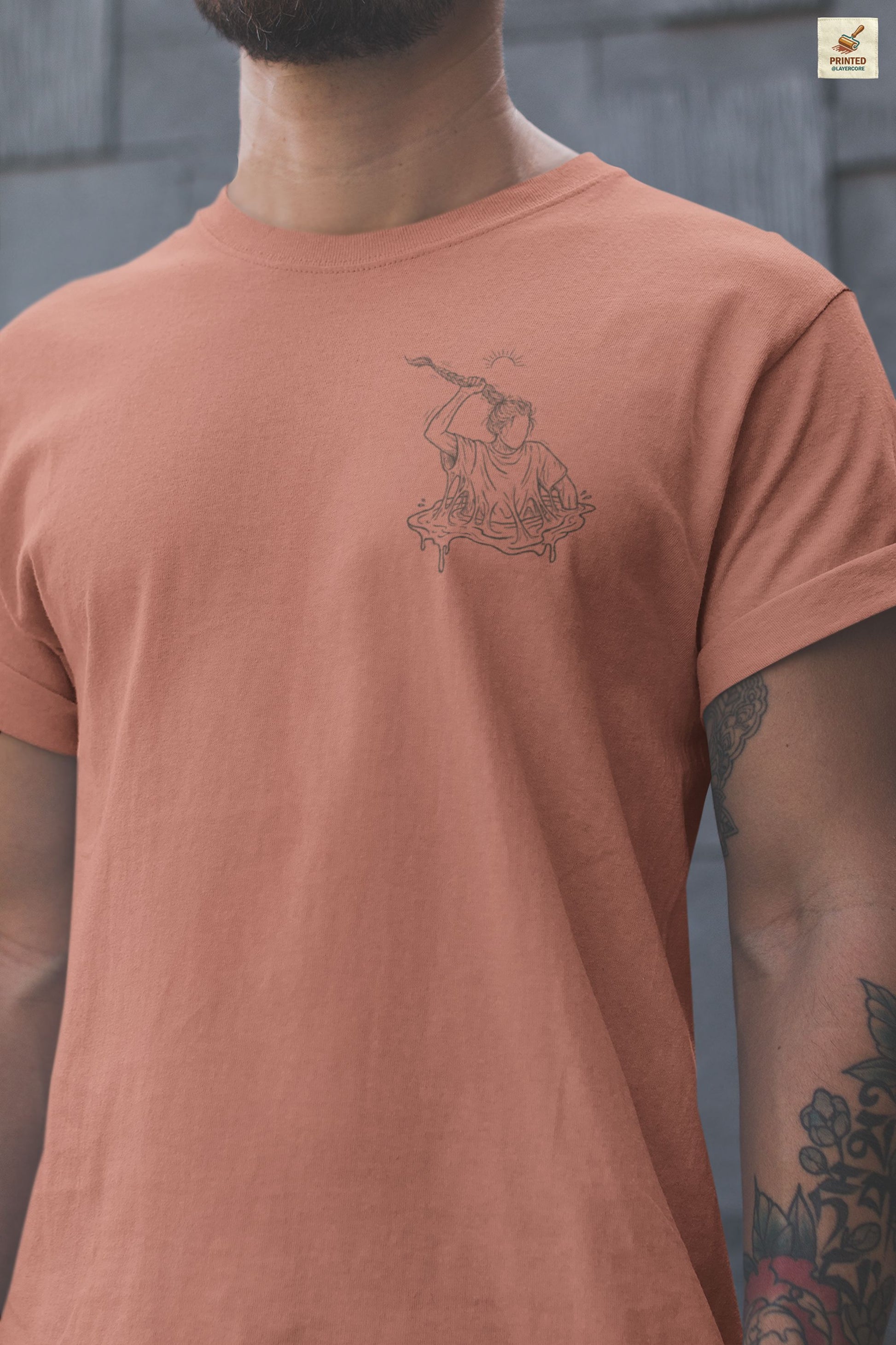 heather clay farbenes Unisex Shirt mit reduzierter Line Art einer Figur, die sich aus dem Sumpf zieht