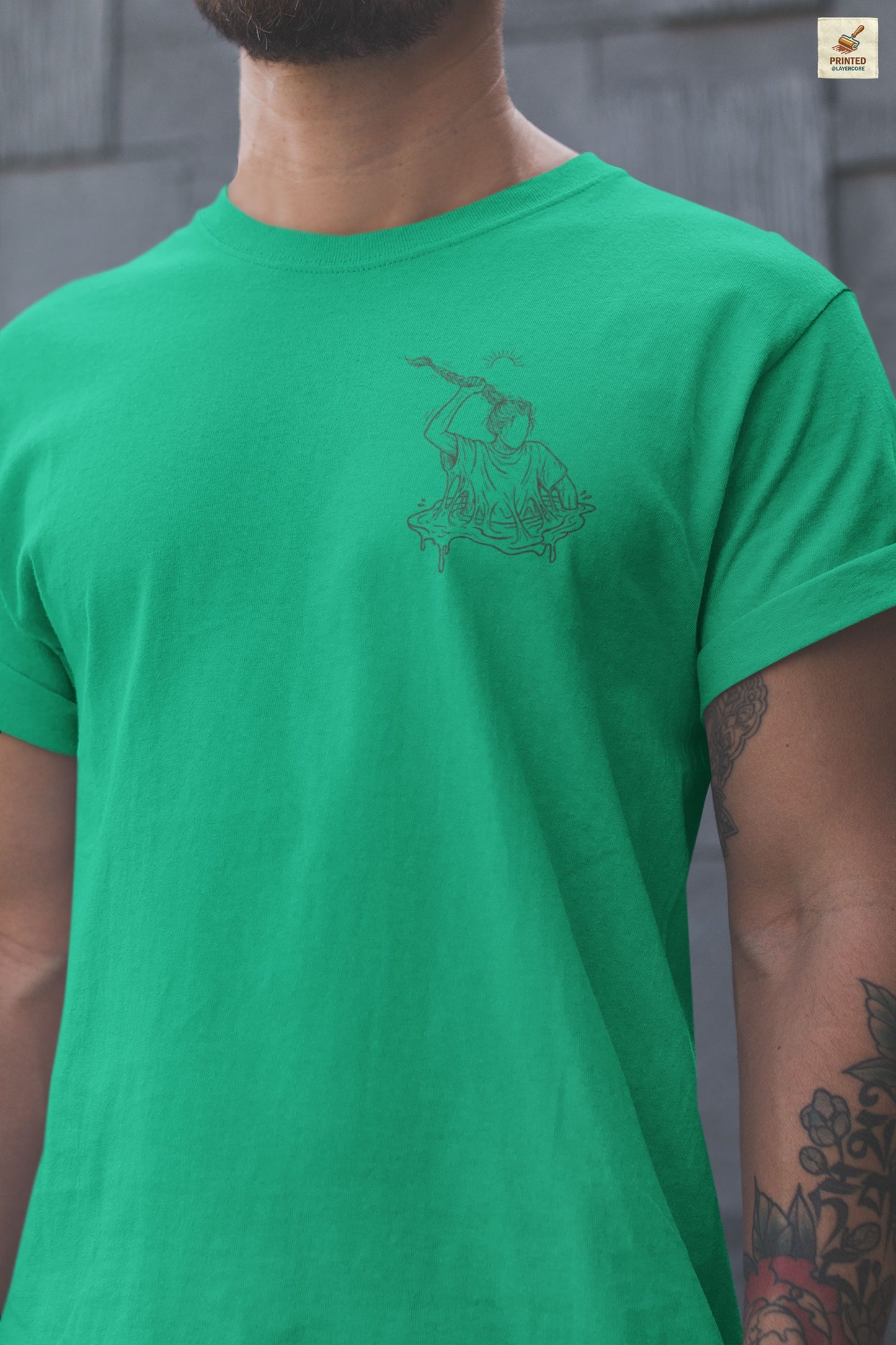 heather kelly farbenes Unisex Shirt mit reduzierter Line Art einer Figur, die sich aus dem Sumpf zieht