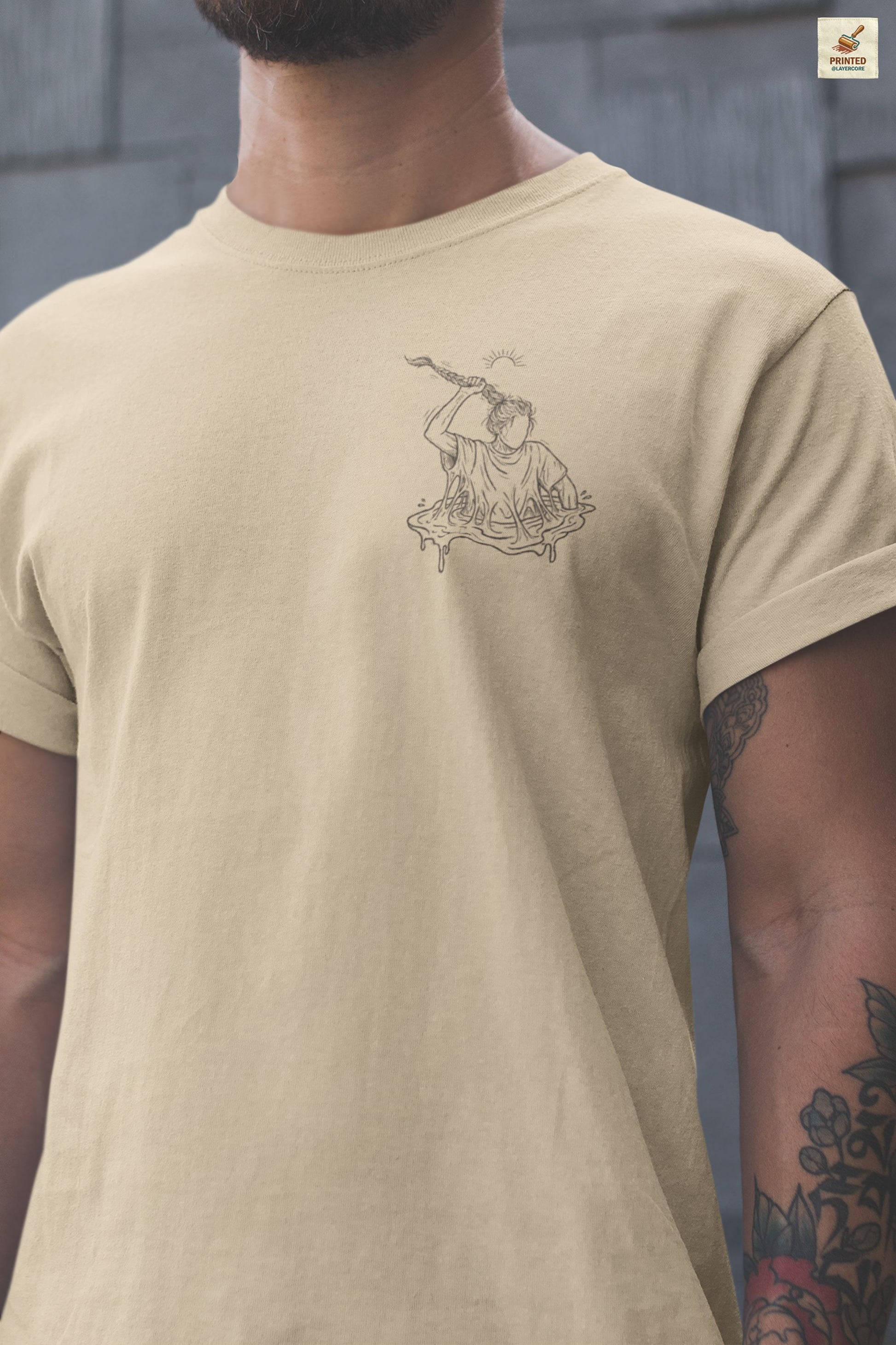 sandfarbenes Unisex Shirt mit reduzierter Line Art einer Figur, die sich aus dem Sumpf zieht