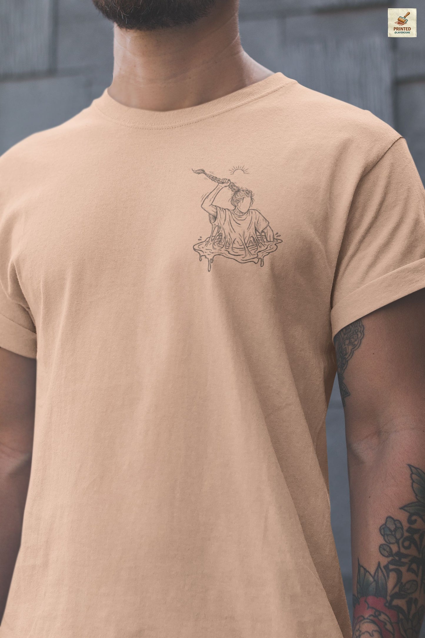 heather peach farbenes Unisex Shirt mit reduzierter Line Art einer Figur, die sich aus dem Sumpf zieht