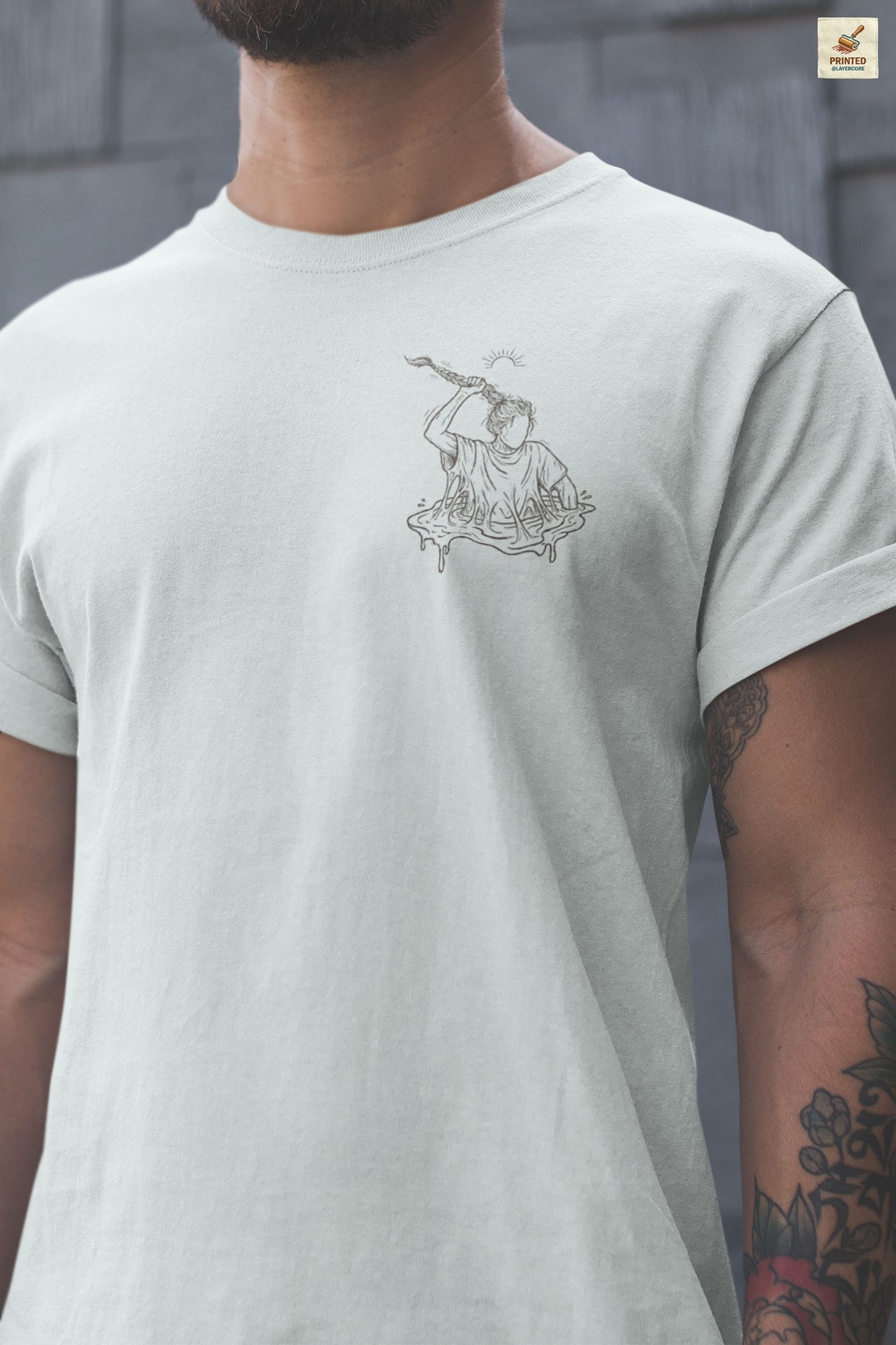 heather ice blue farbenes Unisex Shirt mit reduzierter Line Art einer Figur, die sich aus dem Sumpf zieht