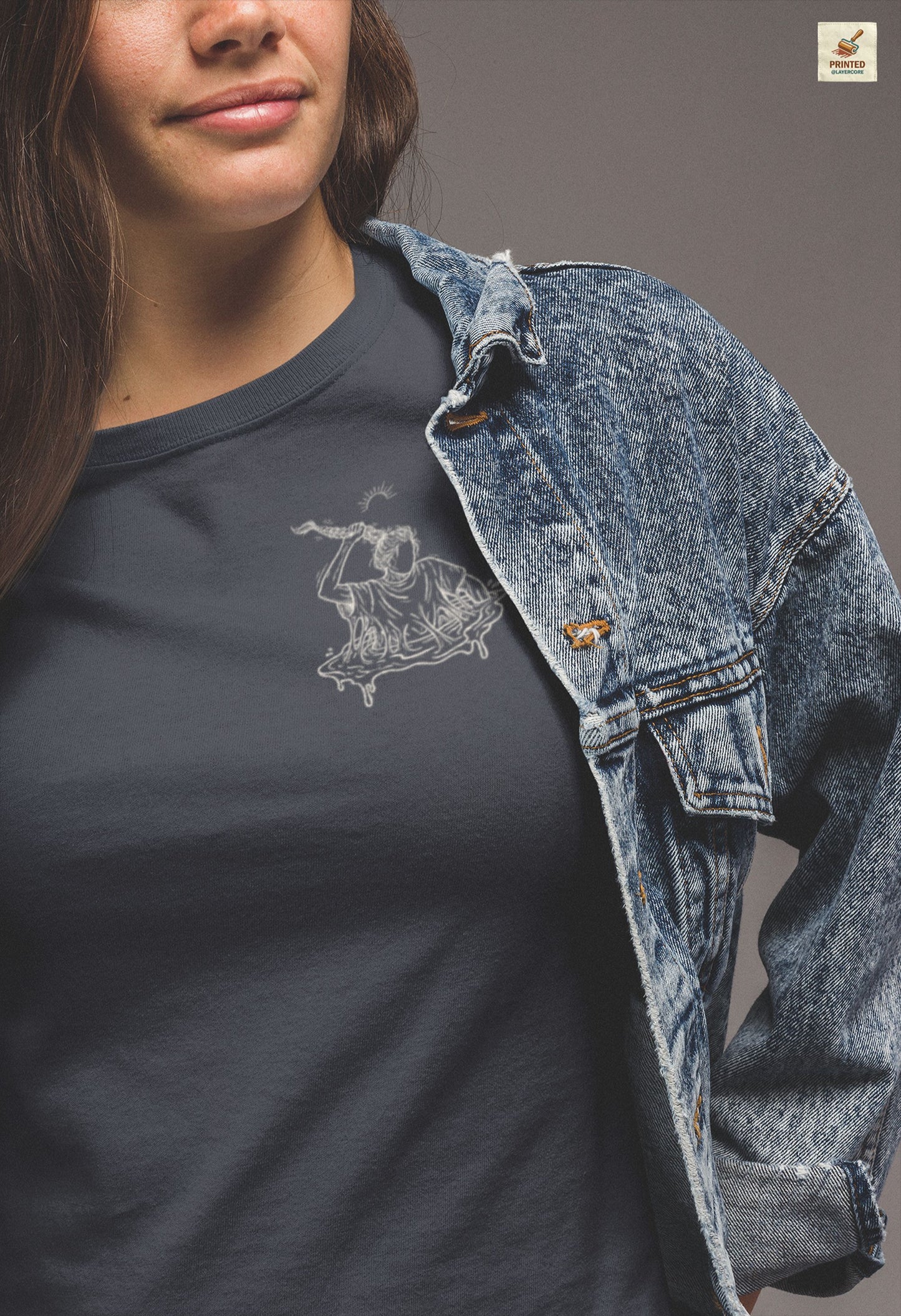 dunkelgraues Unisex Shirt mit reduzierter Line Art einer Figur, die sich aus dem Sumpf zieht