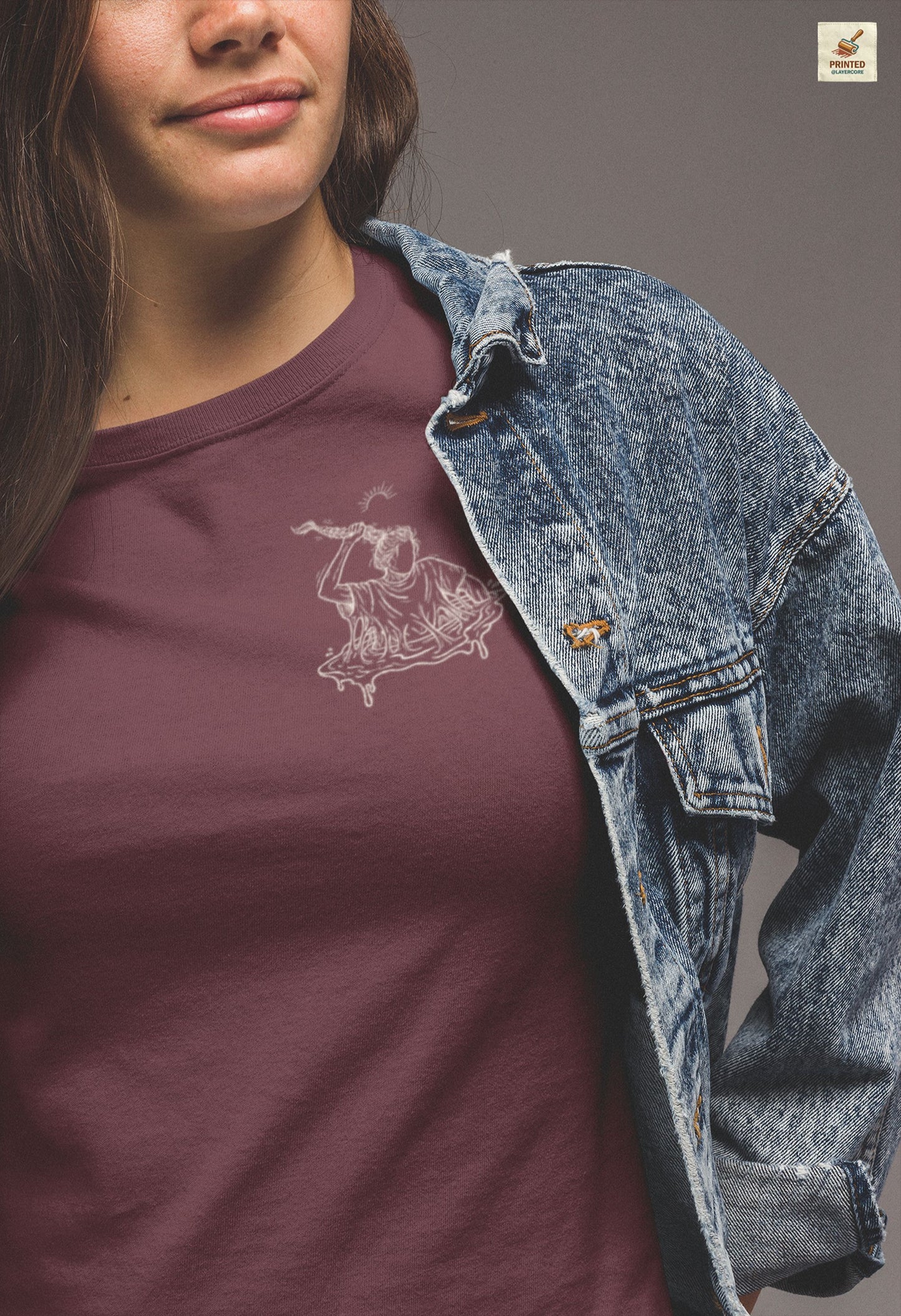 maroon farbenes Unisex Shirt mit reduzierter Line Art einer Figur, die sich aus dem Sumpf zieht
