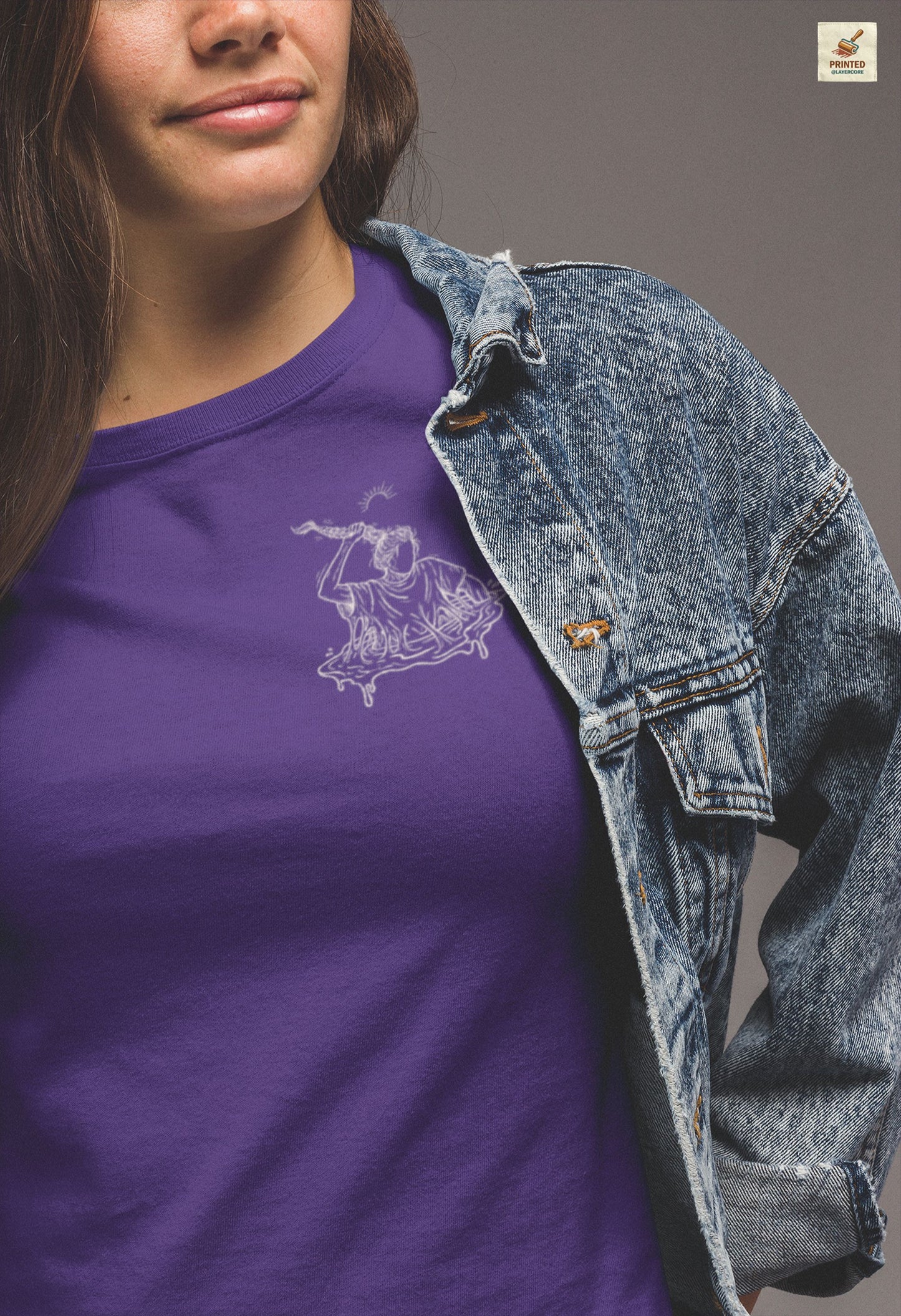 lilanes Unisex Shirt mit reduzierter Line Art einer Figur, die sich aus dem Sumpf zieht