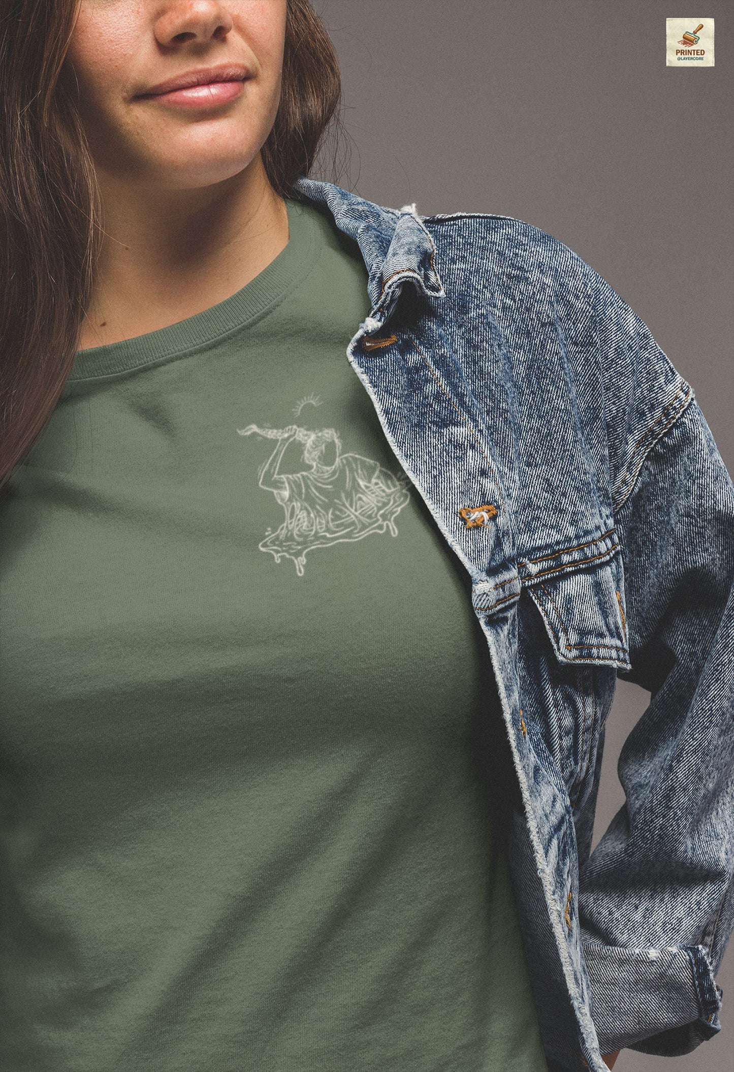 military grünes Unisex Shirt mit reduzierter Line Art einer Figur, die sich aus dem Sumpf zieht