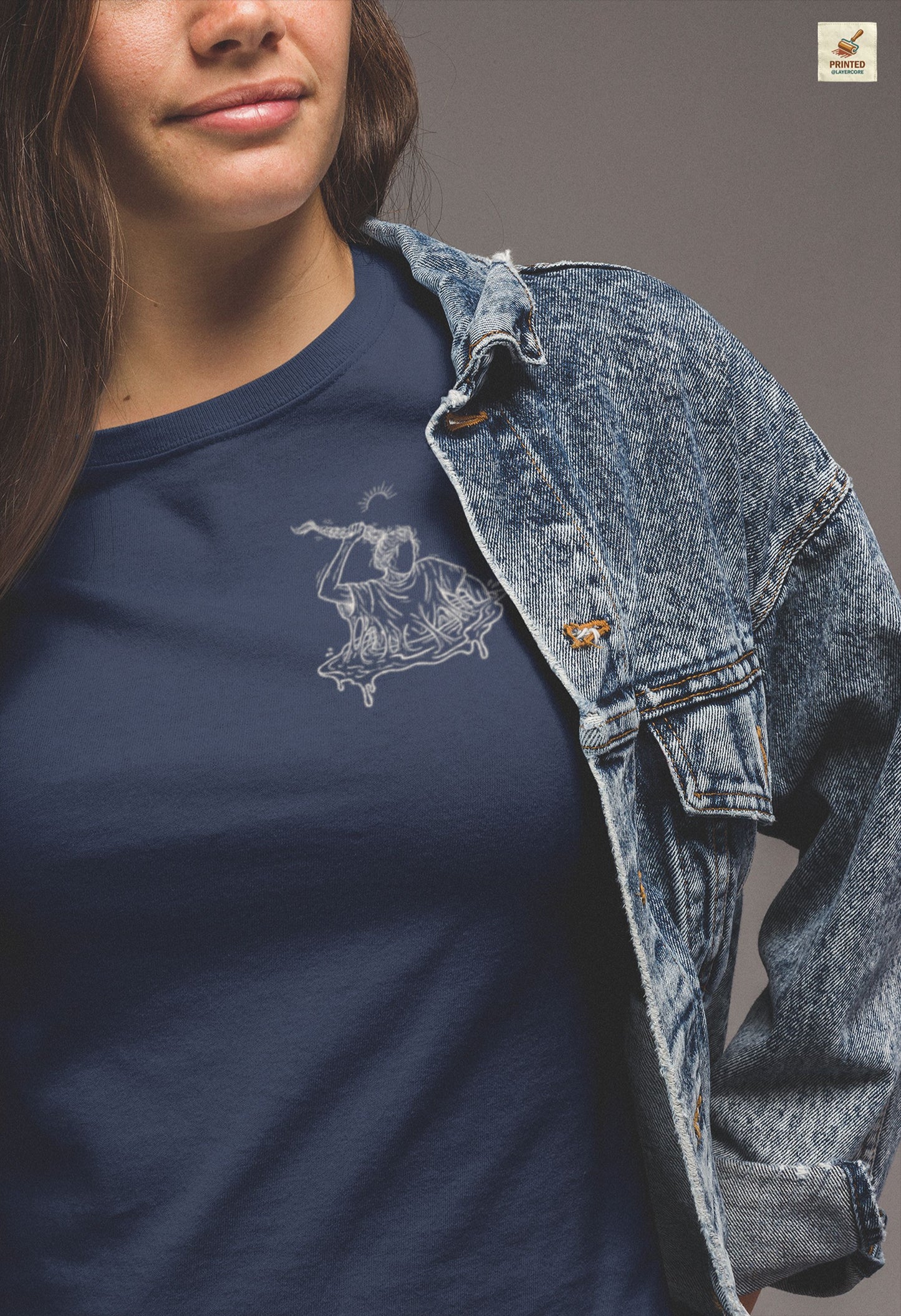 dunkelblaues Unisex Shirt mit reduzierter Line Art einer Figur, die sich aus dem Sumpf zieht