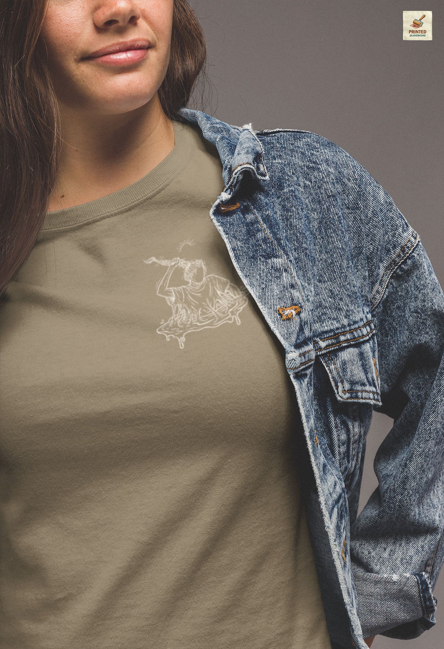 olive green frabenes Unisex Shirt mit reduzierter Line Art einer Figur, die sich aus dem Sumpf zieht