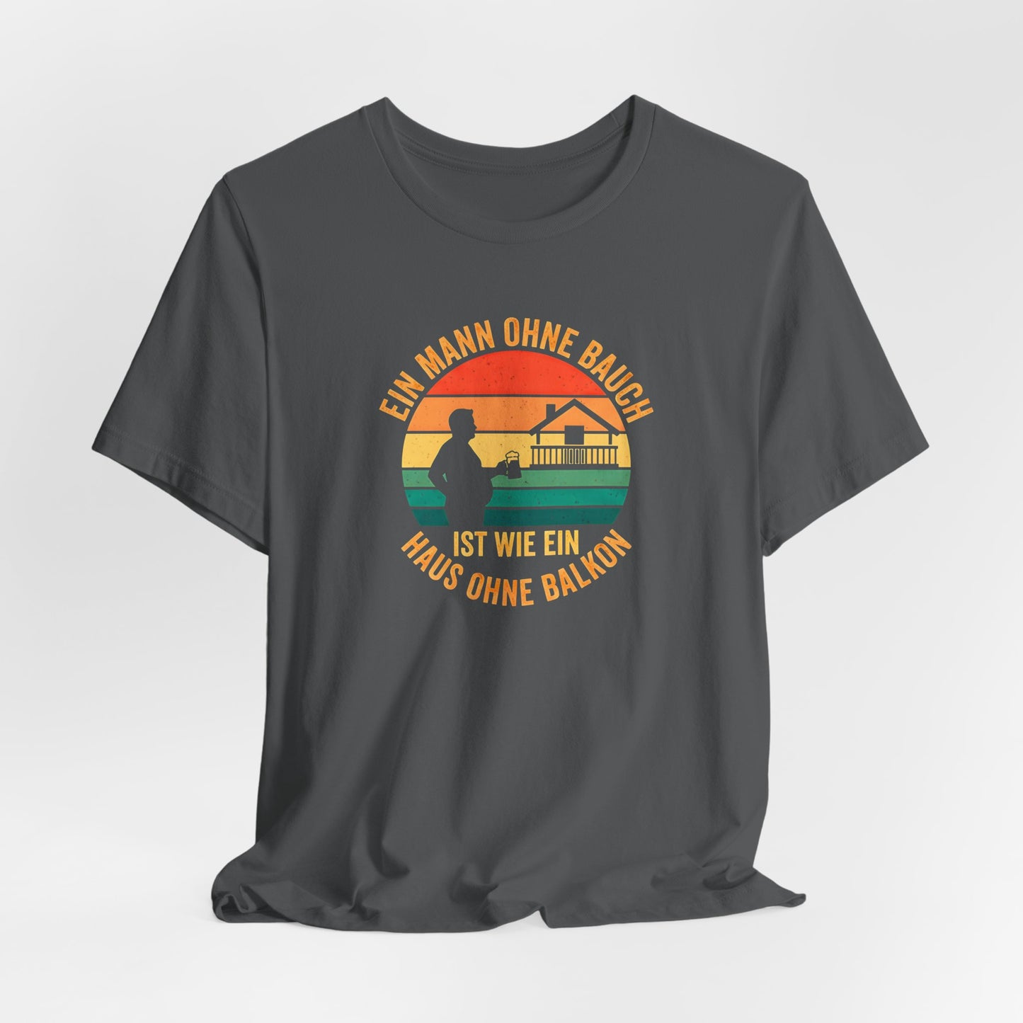 Nahaufnahme des hochwertigen Textildrucks auf dem schwarzen T-Shirt. Das runde Retro-Design zeigt die Silhouette eines Mannes mit Bierkrug neben einem Haus mit prominentem Balkon vor einem gestreiften Sonnenuntergang. Der Text "EIN MANN OHNE BAUCH IST WIE EIN HAUS OHNE BALKON" umrahmt das Motiv in einer Vintage-Schriftart. Der Druck ist scharf, die Farben sind deckend, aber nicht gummiartig, was auf eine hohe Qualität hindeutet. Man erkennt die weiche Textur der Baumwolle des Bella Canvas 3001 Shirts.